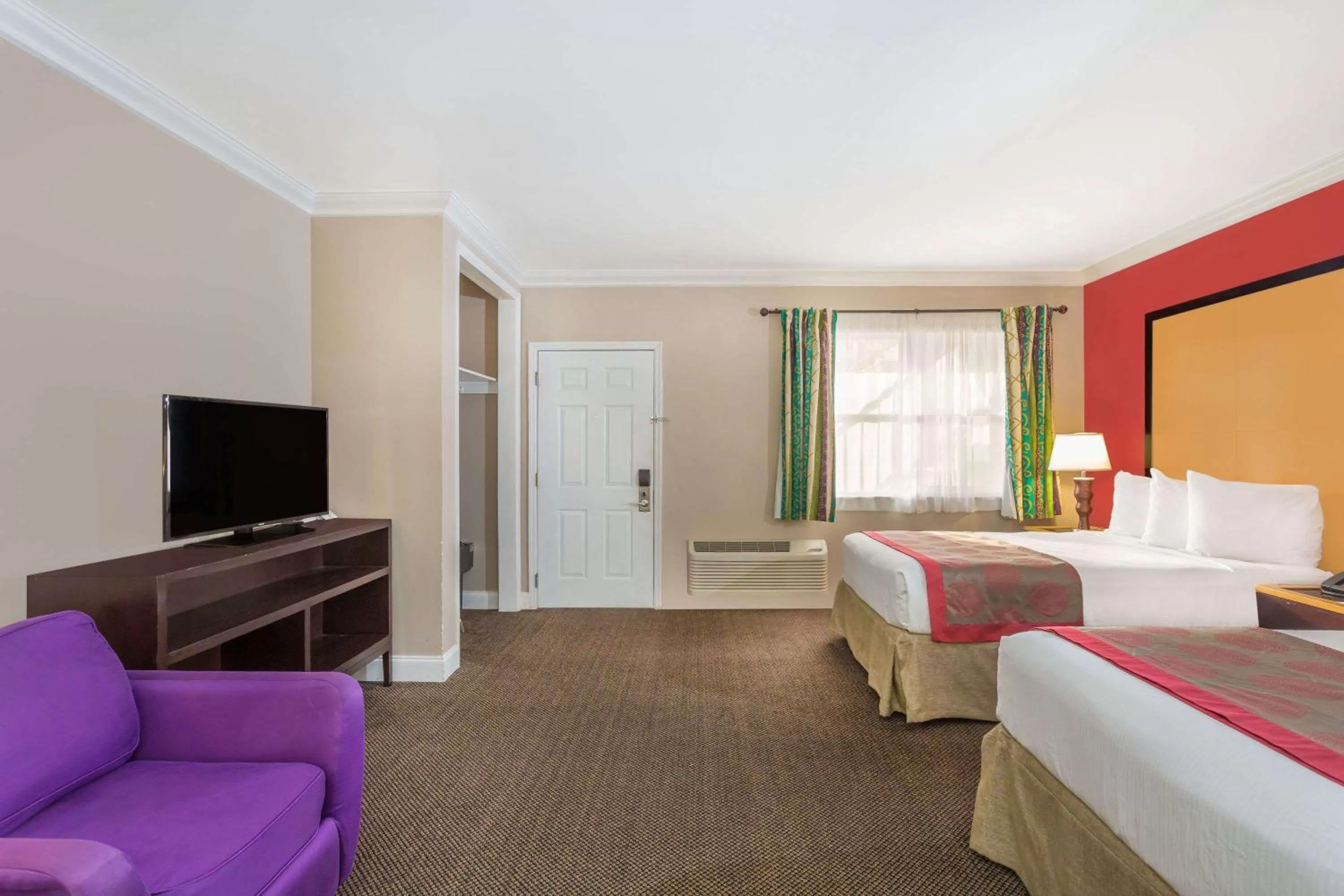Photo of the whole room, Bed in Ramada by Wyndham Miami Springs/Miami International Airport