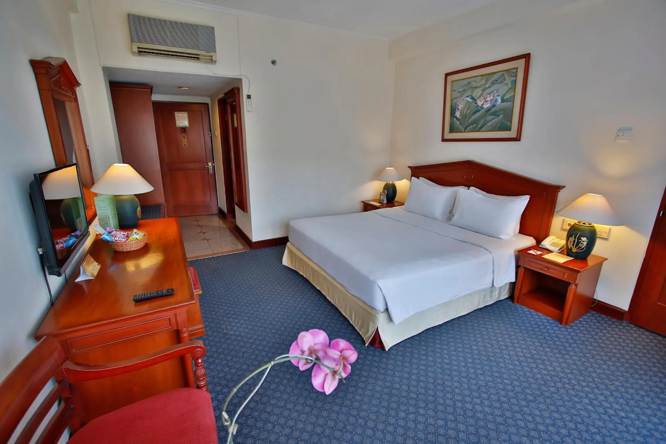 TV and multimedia, Bed in The Jayakarta Suites Bandung