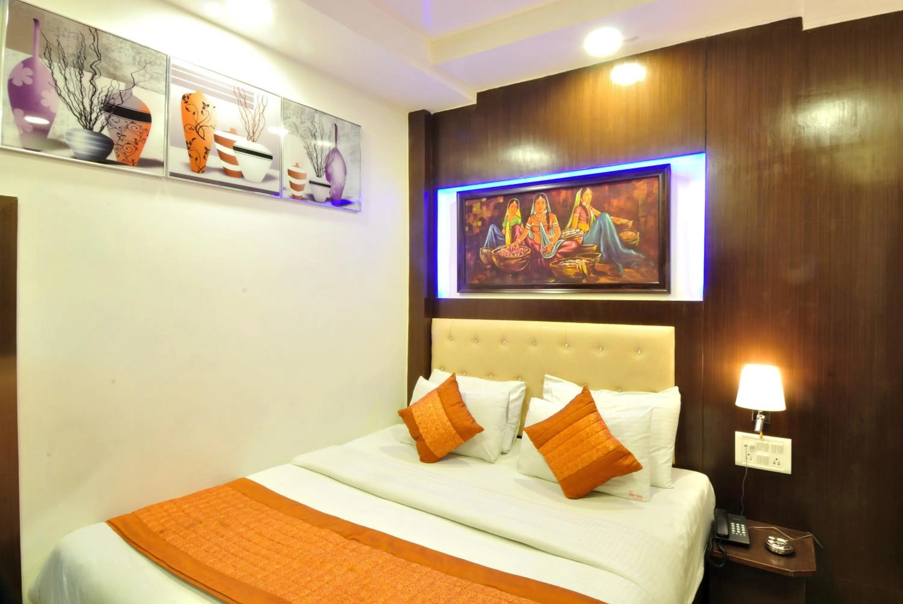 Bedroom, Bed in Hotel Nirmal Mahal - Paharganj - New Delhi