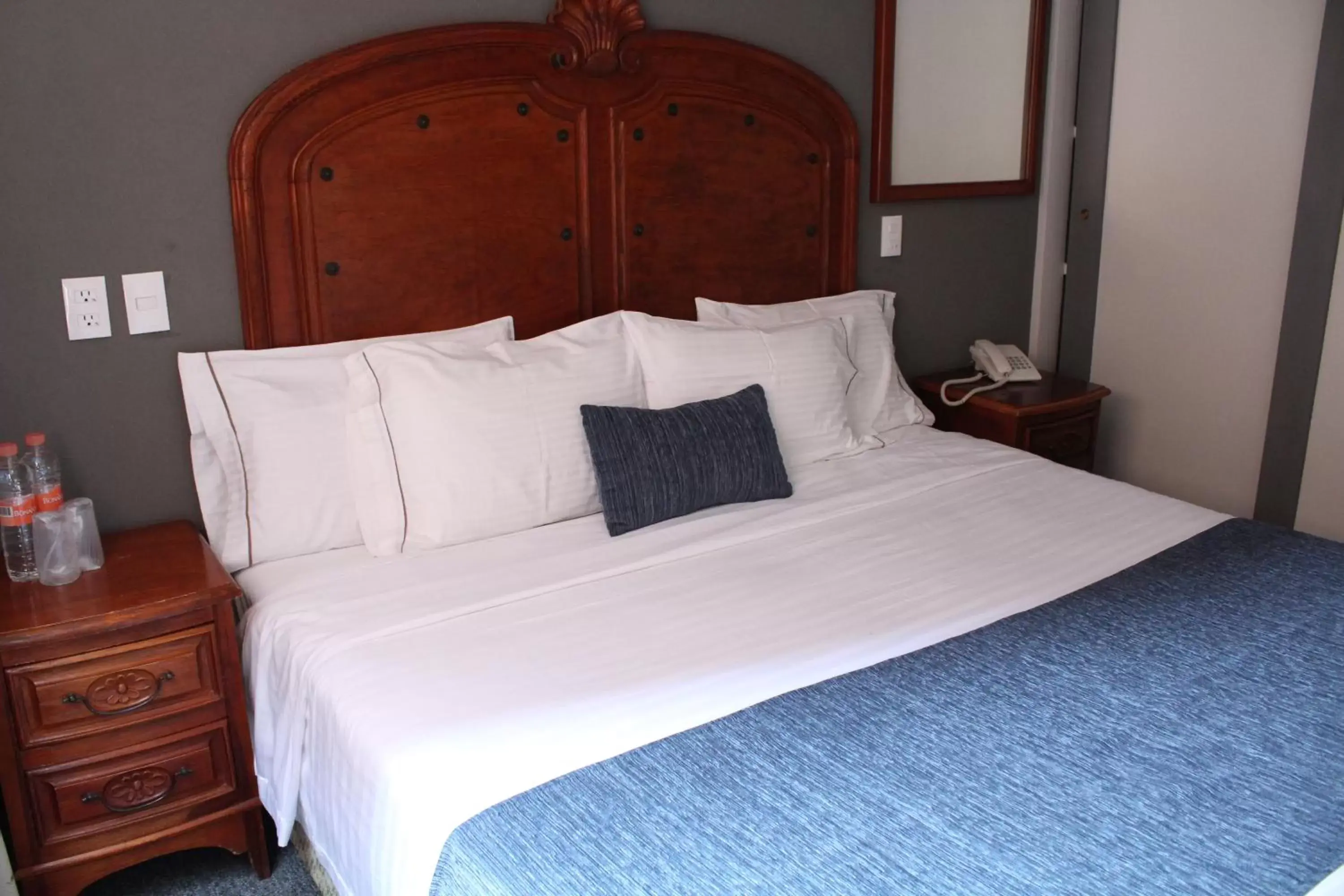 Standard King Room in Canada Central & Rooftop Standard King Room in Canada Central & Rooftop