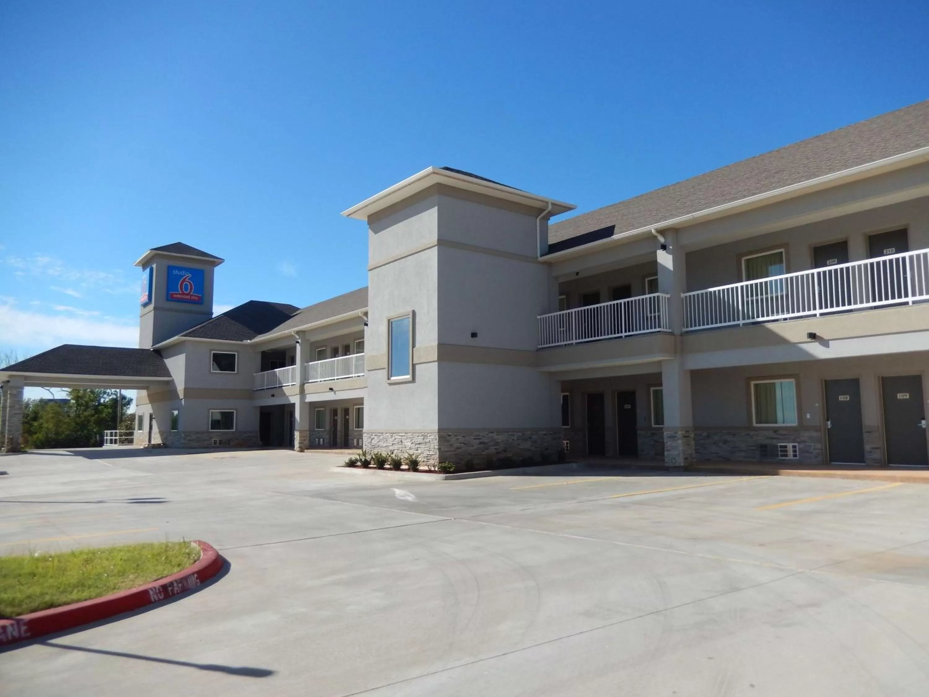 Property building in Studio 6-Yukon, OK