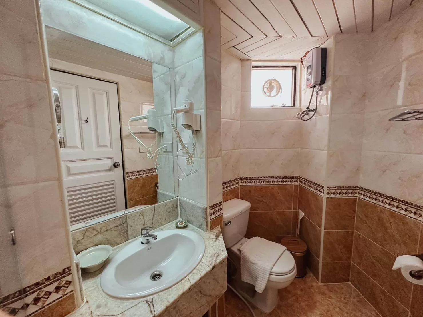 Bathroom in Hotel De Khuvieng