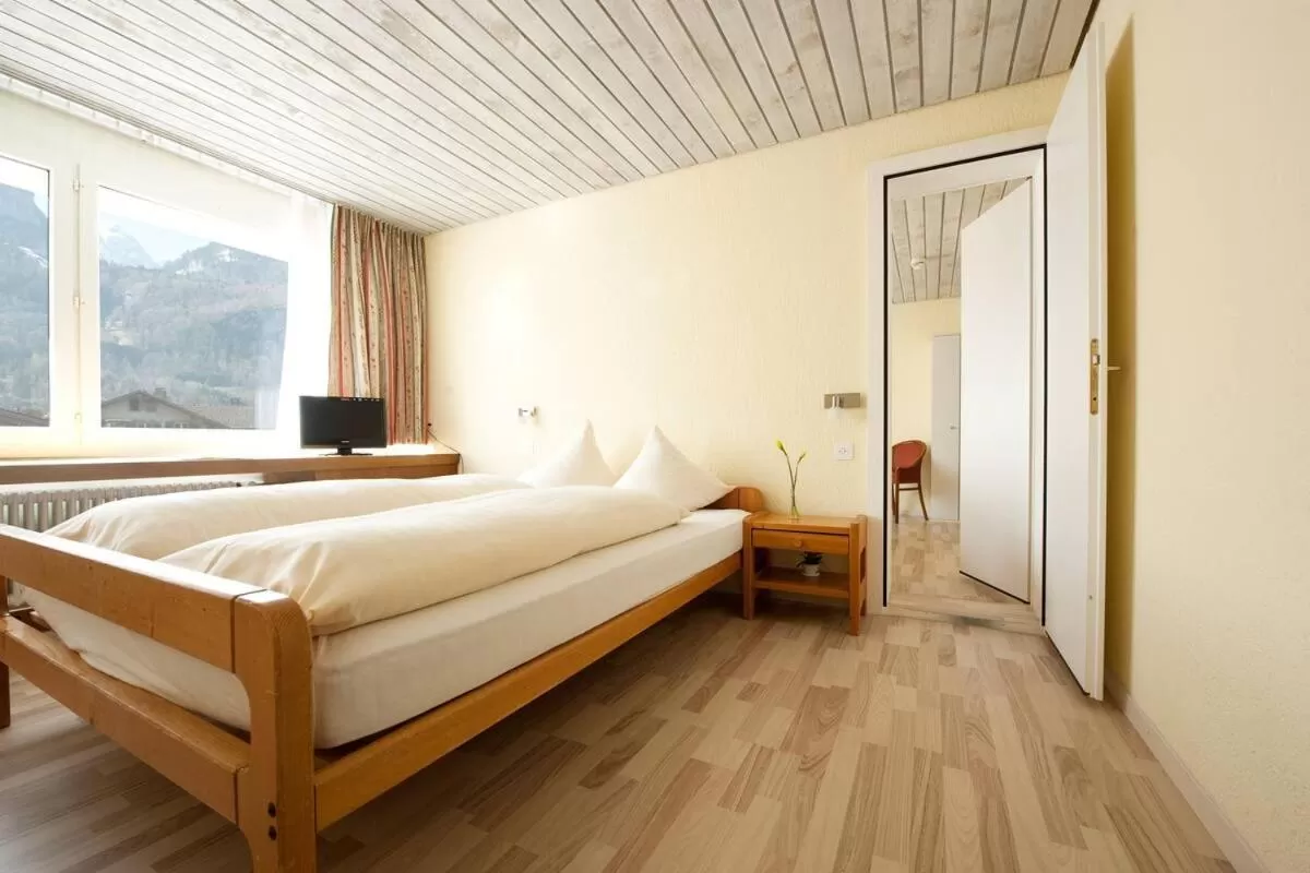 Bed in Hotel Sherlock Holmes & Khana Restaurant "nur 200 m zur Gondelbahn Hasliberg"