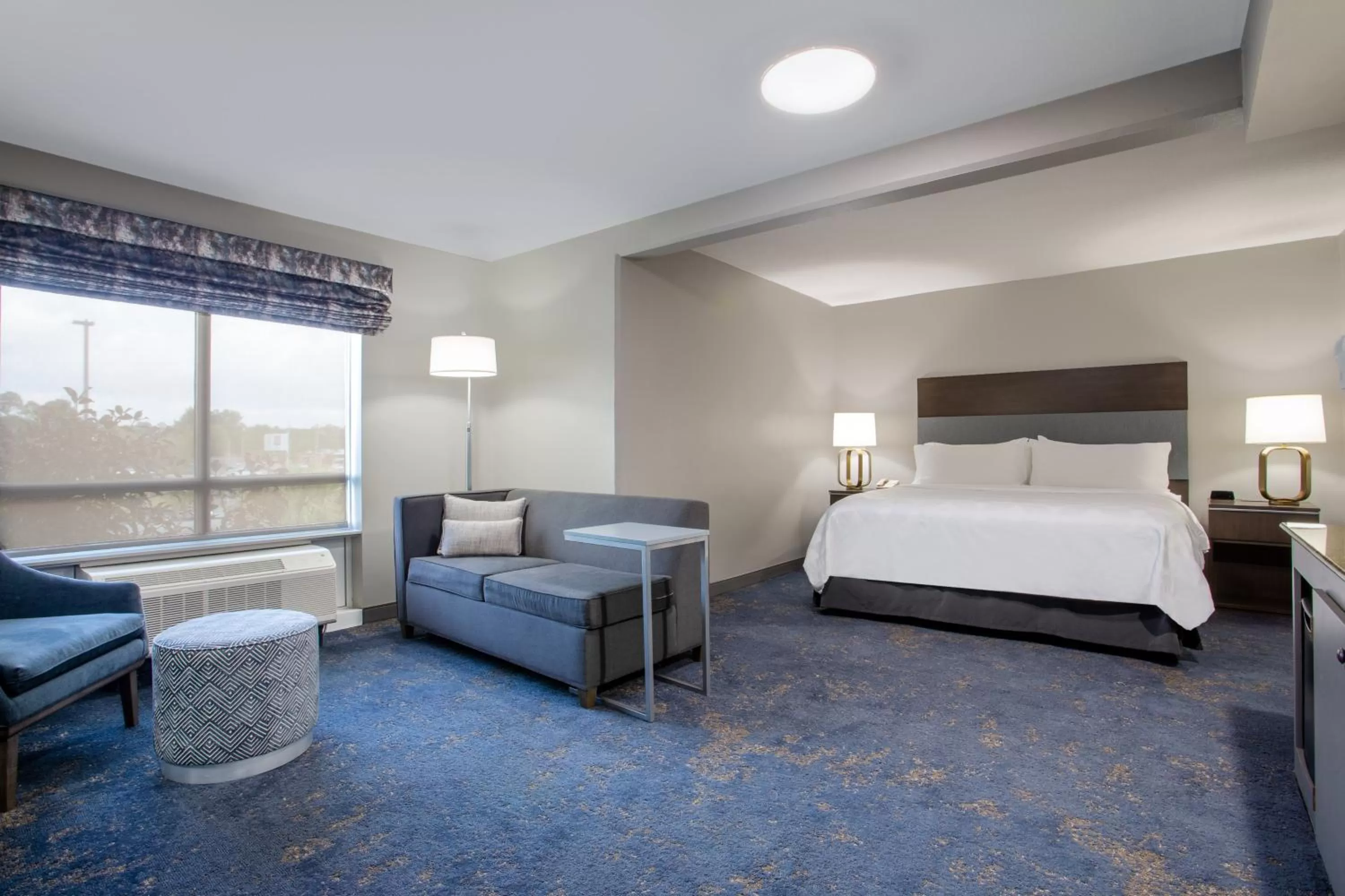Photo of the whole room, Bed in Holiday Inn Valdosta Conference Center by IHG