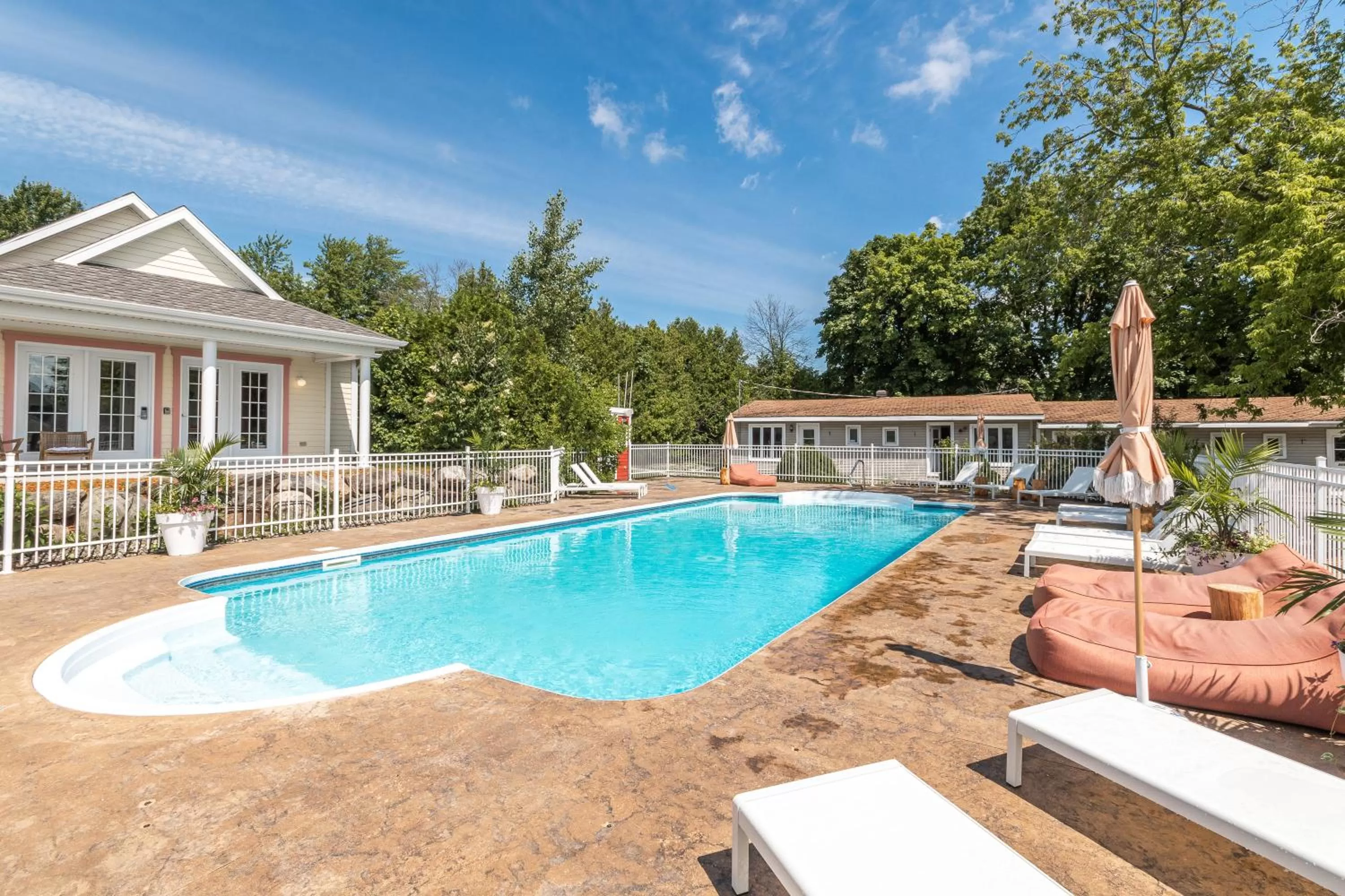 Pool view in Hôtel le Rosay