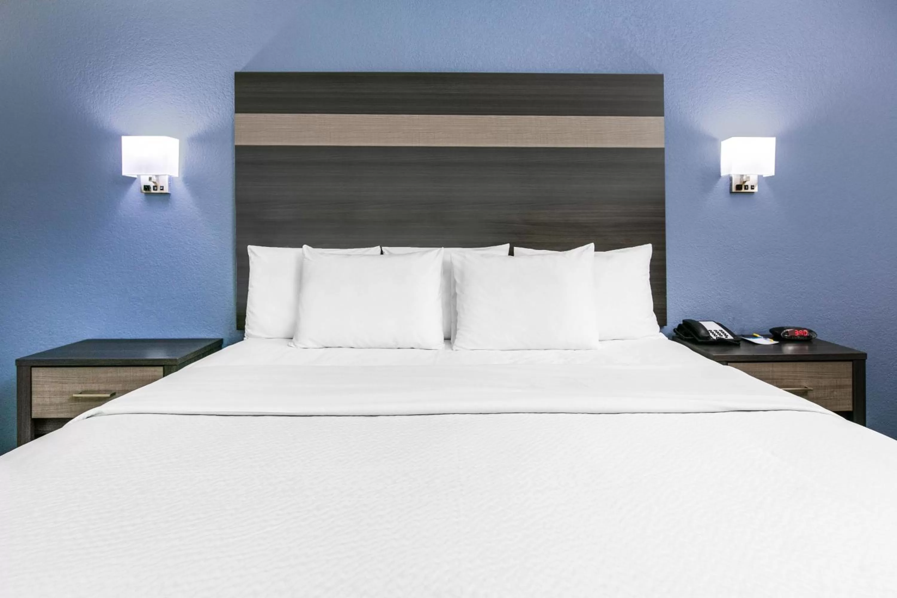 Bed in Days Inn by Wyndham Waco Near Downtown University