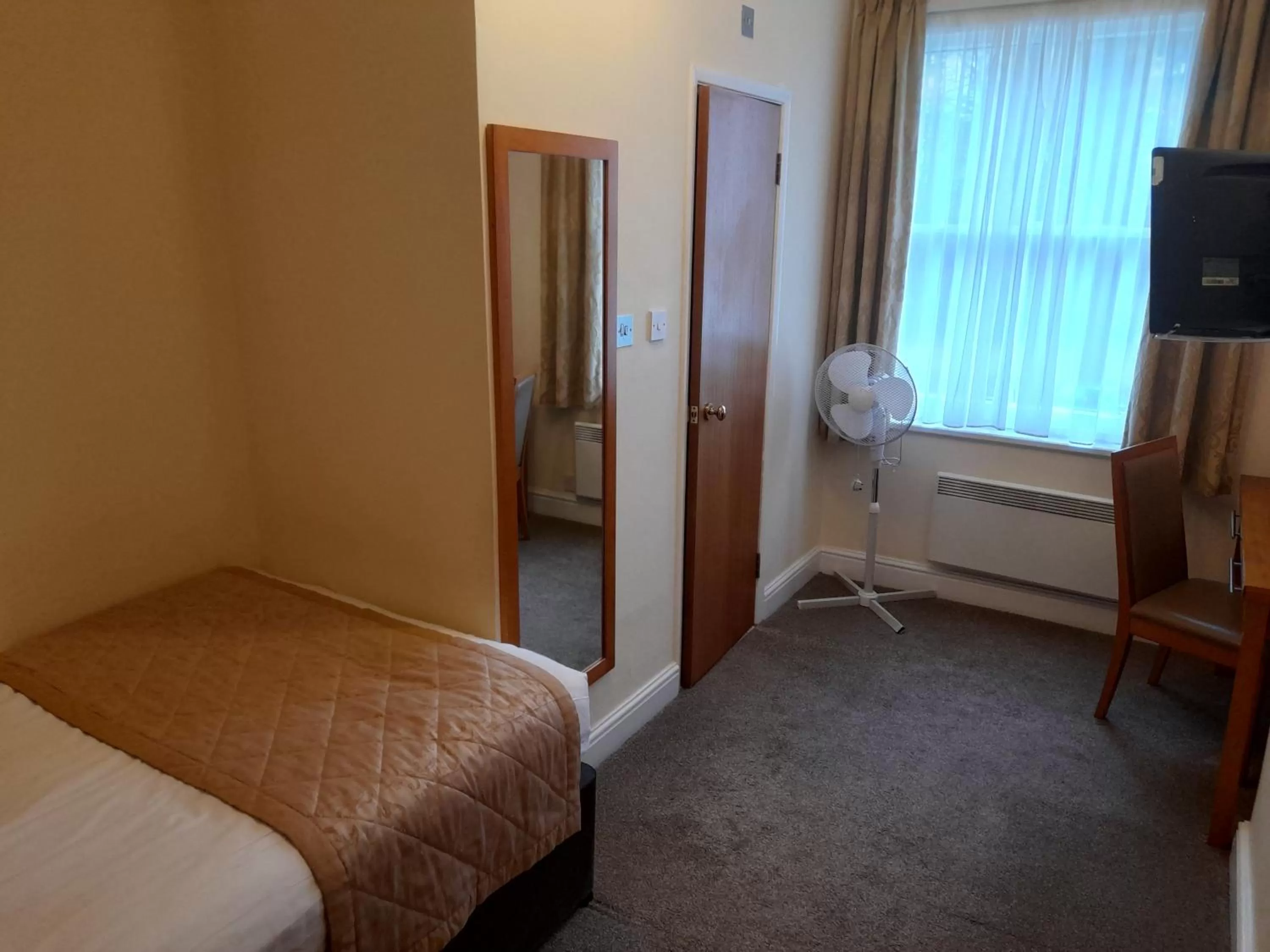 Photo of the whole room, Bed in Lismoyne Hotel