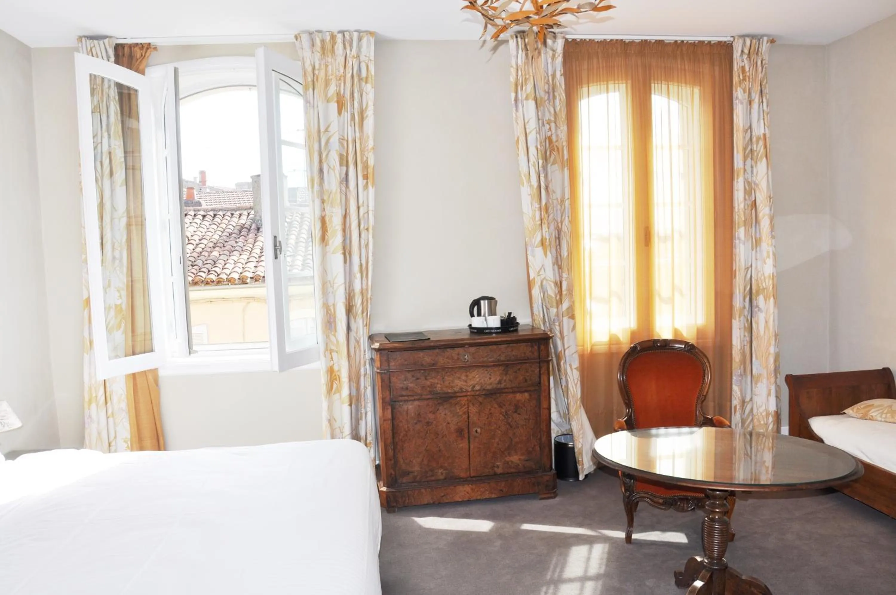 Photo of the whole room, Bed in Hôtel de France