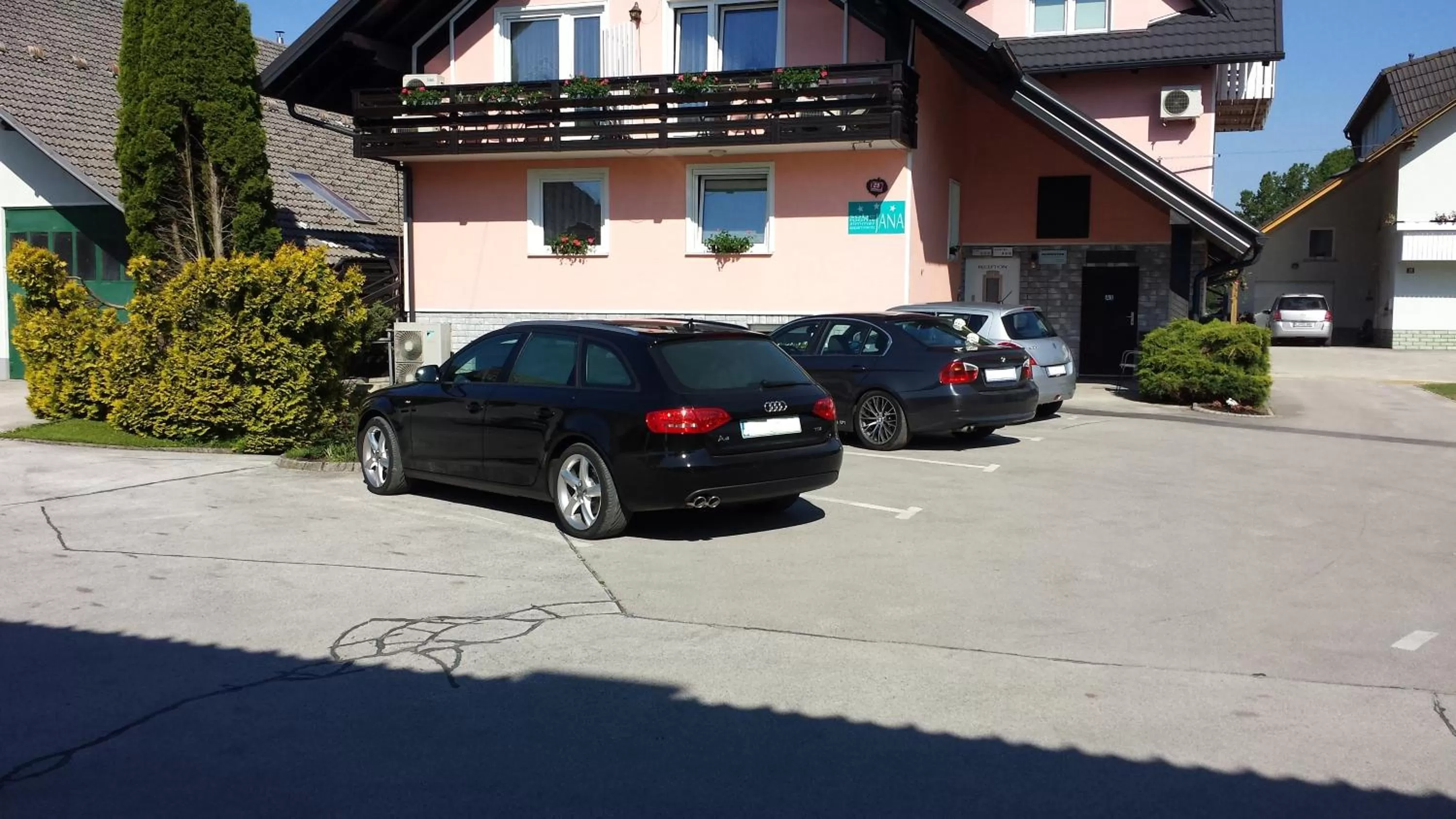 Area and facilities in Rooms & Apartments Jana