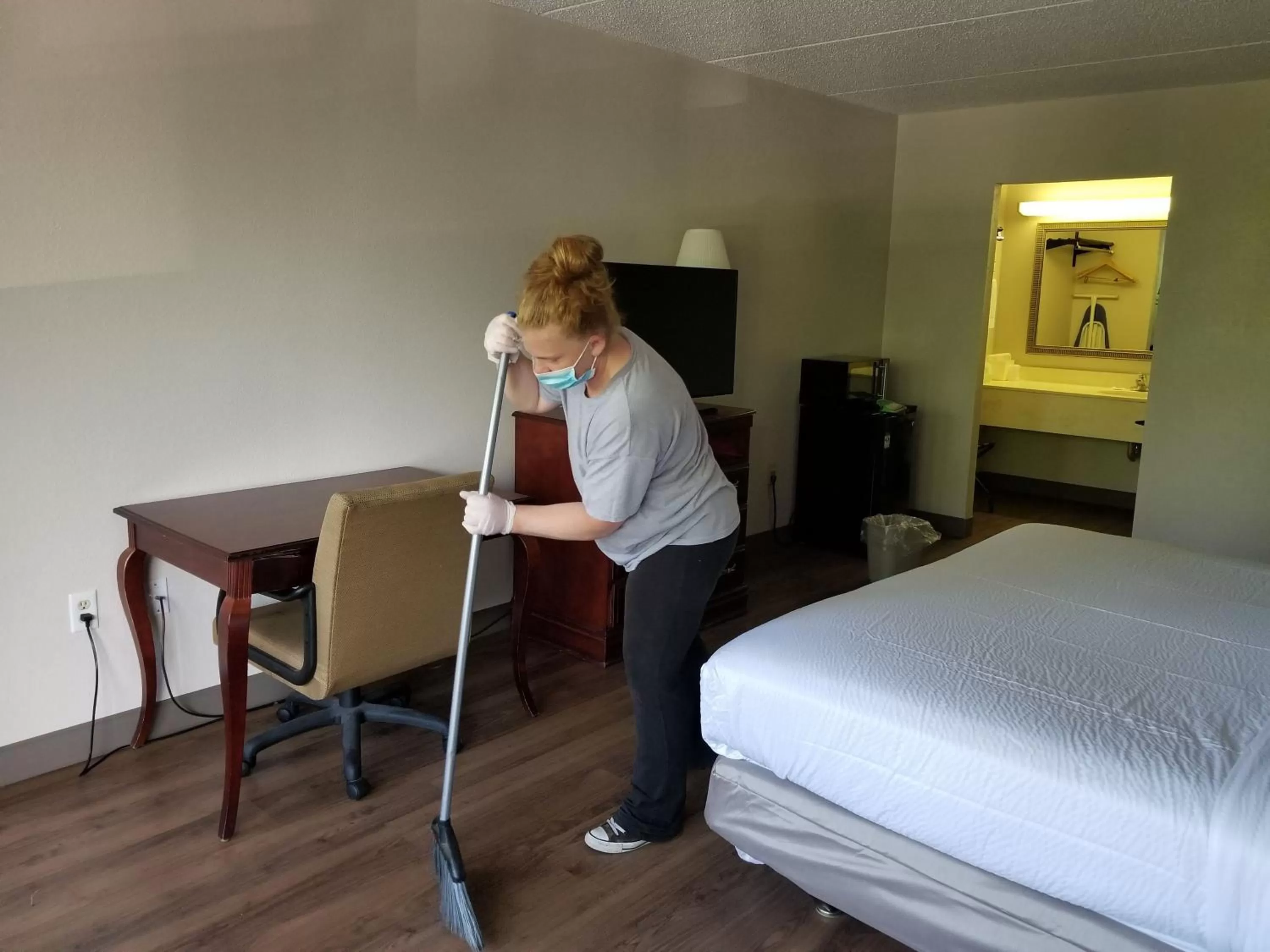 Staff, Bed in Motel 6 Morgantown