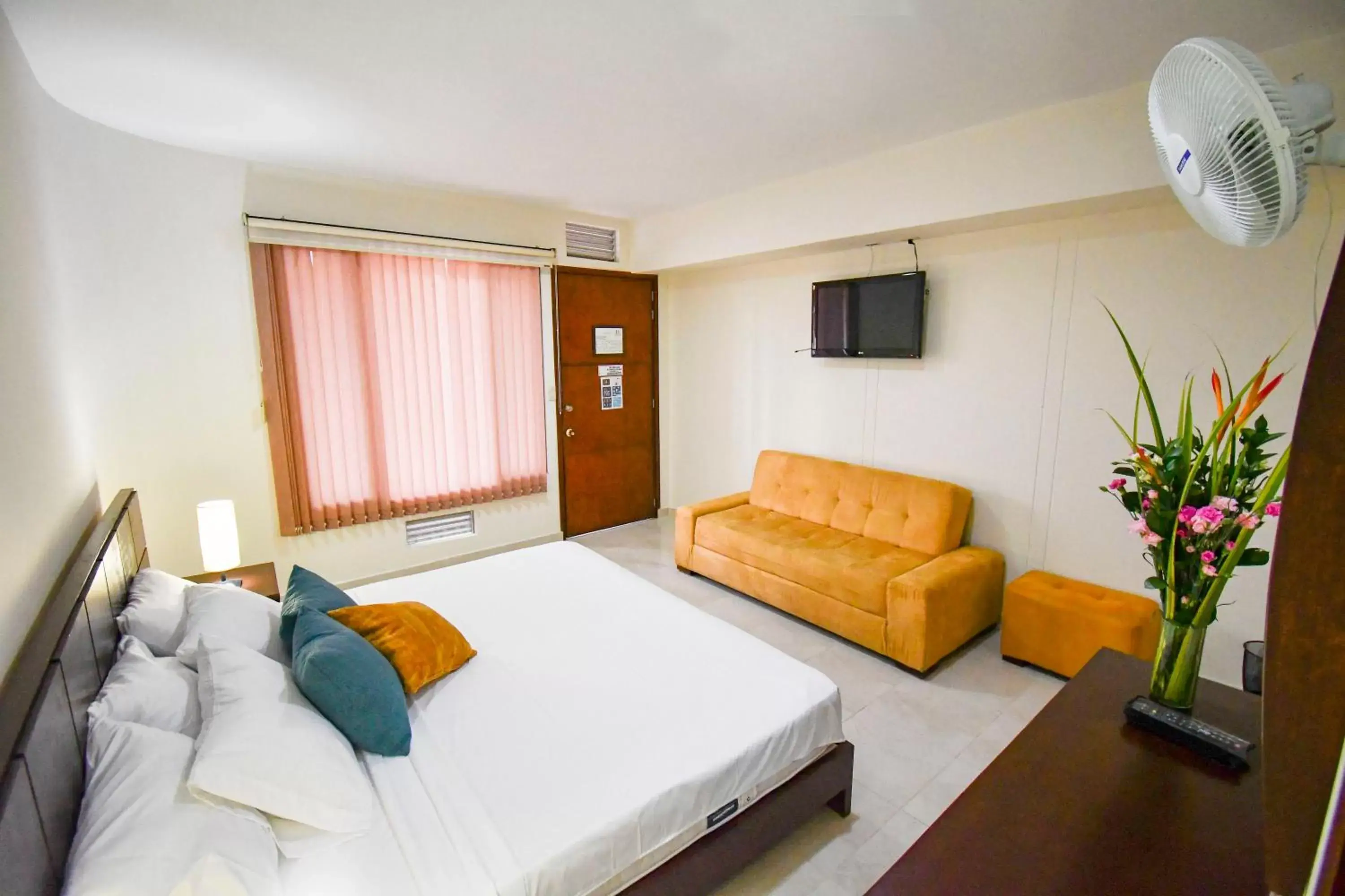 Basic Triple Room in Hotel Monarca Armenia Basic Triple Room in Hotel Monarca Armenia