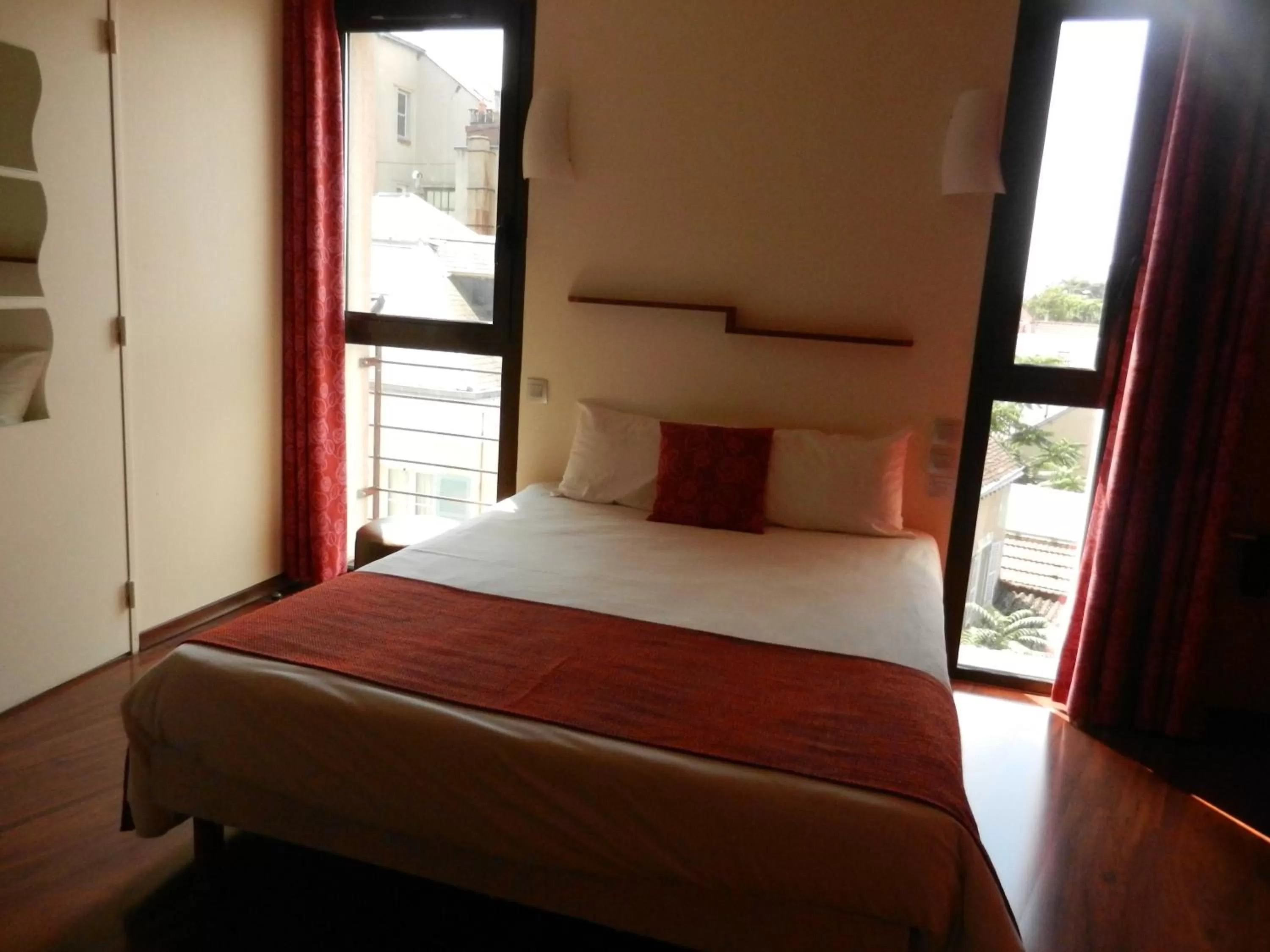 Bed in L'HÔTEL de CHARTRES