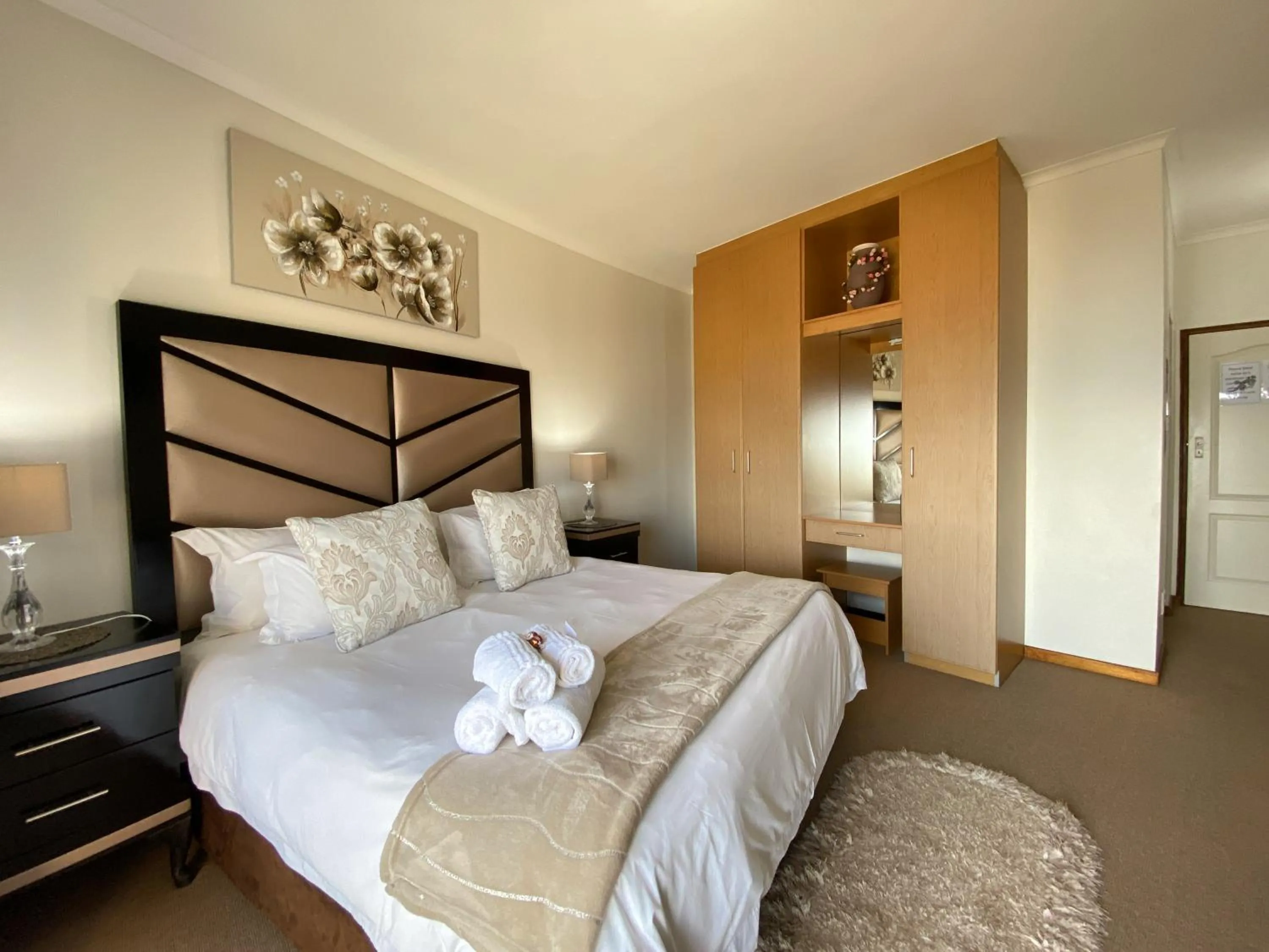 Photo of the whole room, Bed in Bar-t-nique Guest House