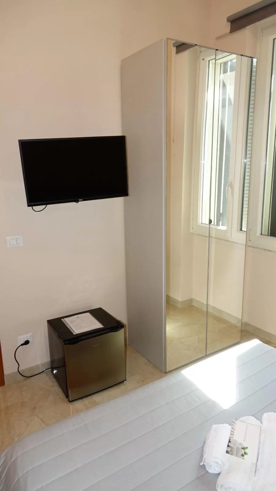 TV and multimedia, Bed in Cairoli Exclusive Rooms & Suite