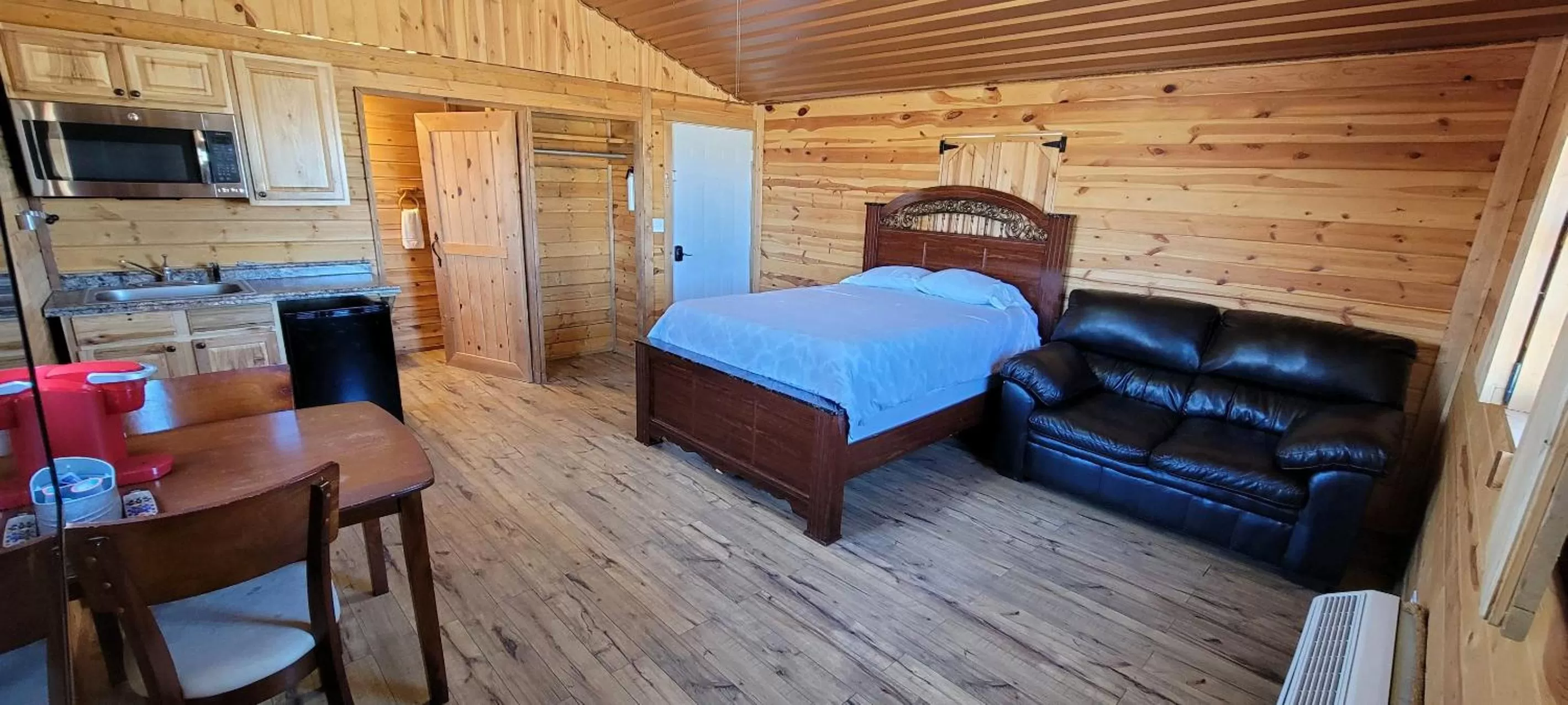 Photo of the whole room, Bed in Stateline Cabin