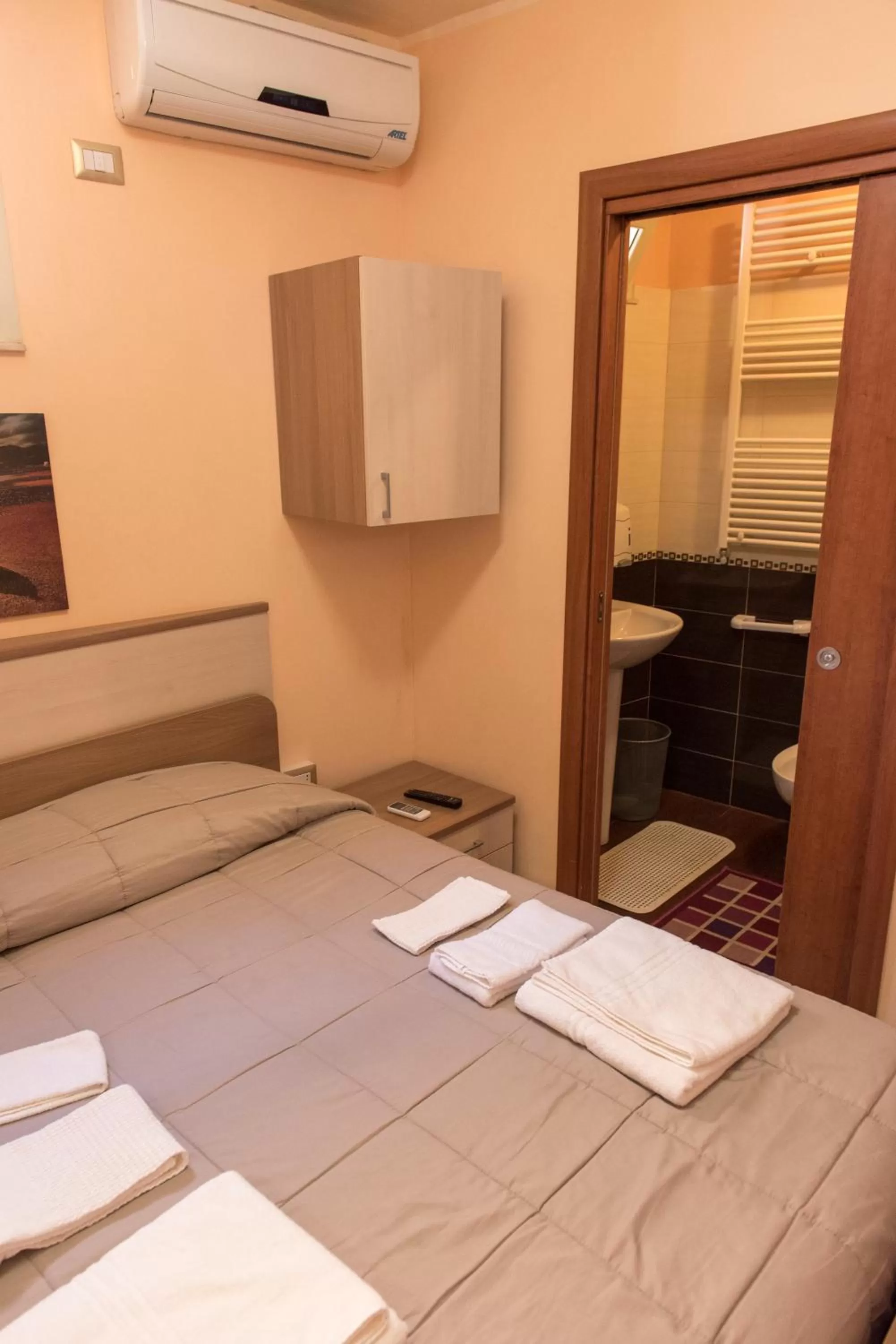 Photo of the whole room, Bed in Golden Dreams B&B