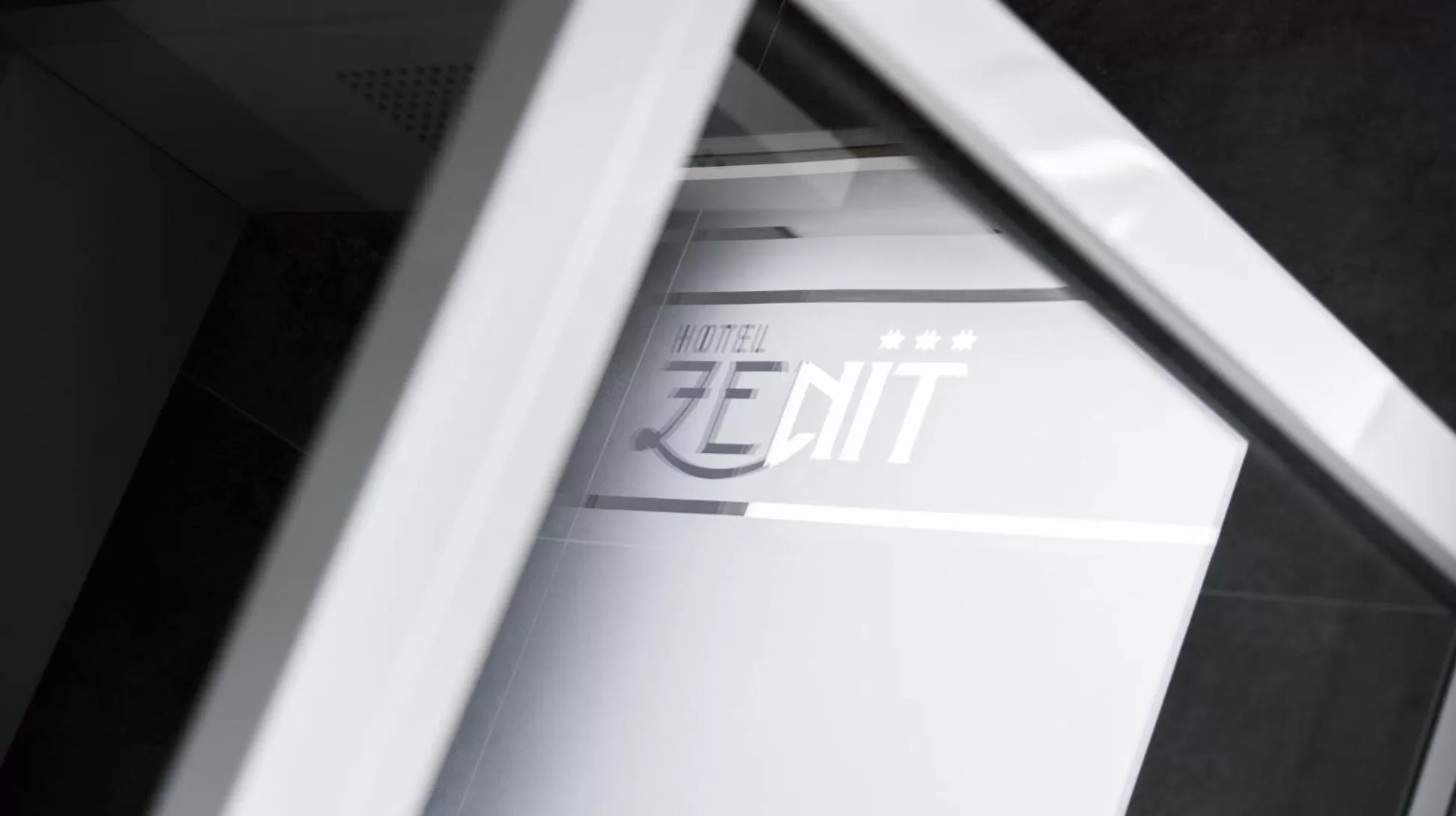 Logo/Certificate/Sign in Hotel Zenit