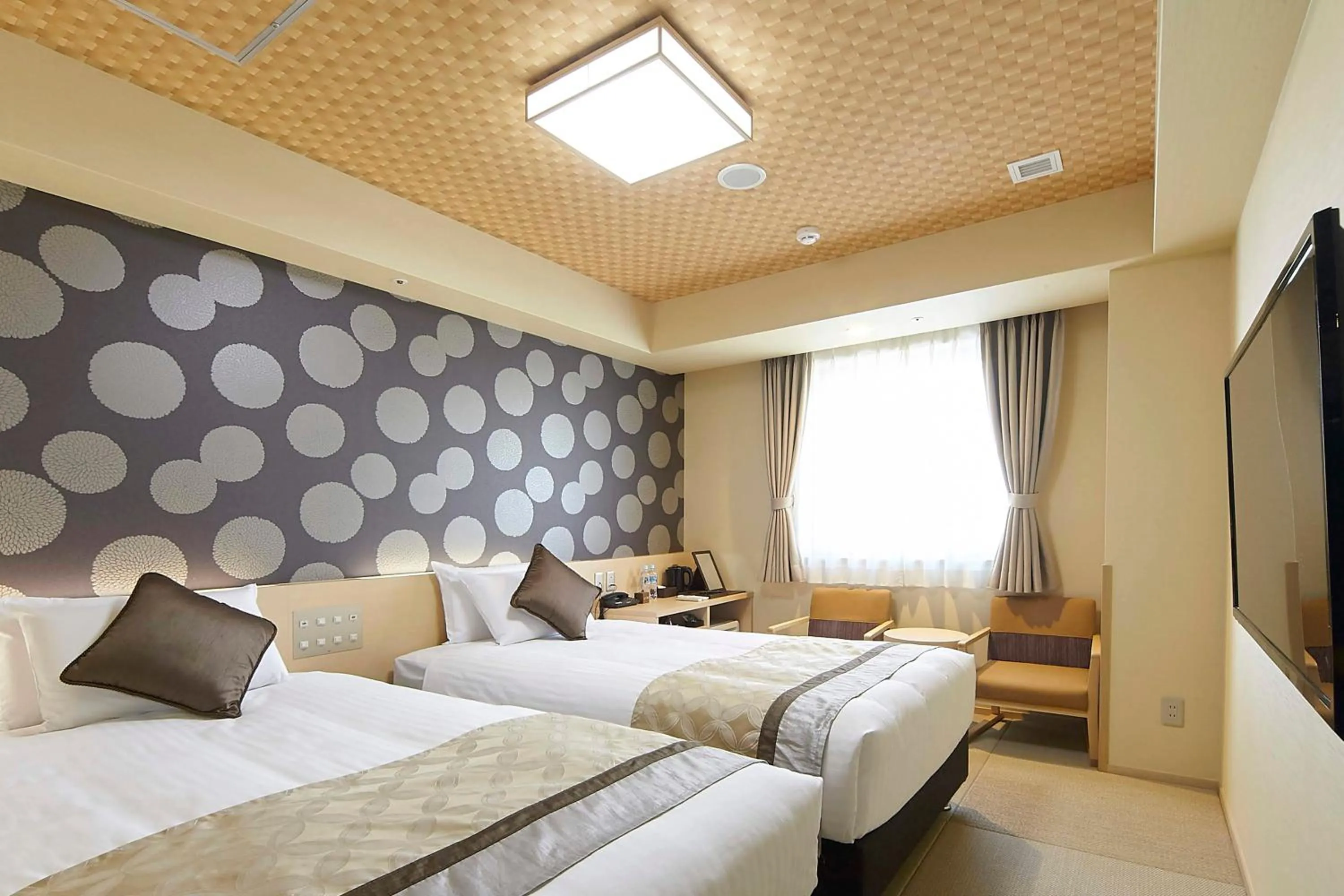 Photo of the whole room, Bed in Hot Spring Osaka Hinode Hotel Nipponbashi