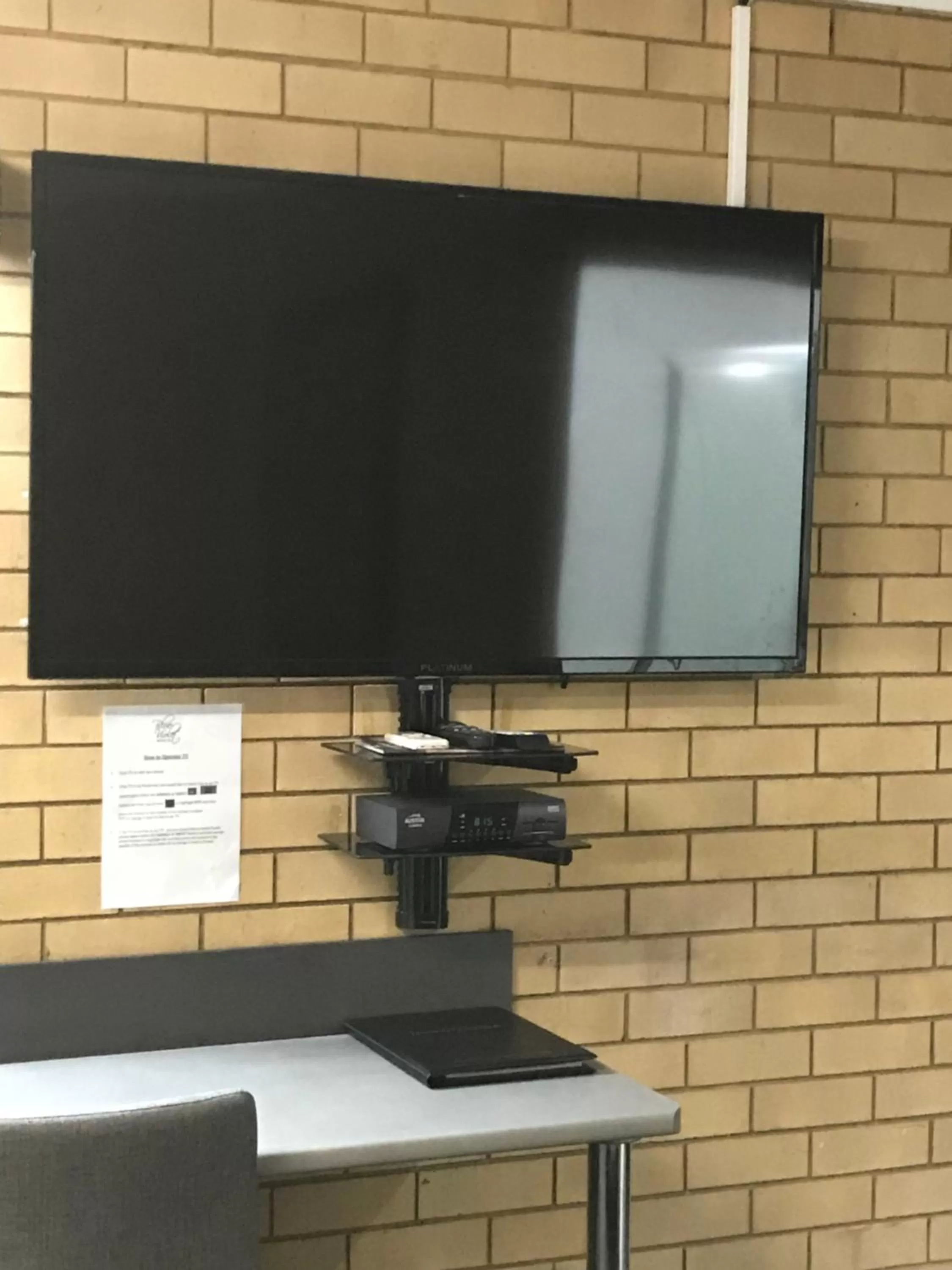 TV and multimedia in Blue Violet Motor Inn