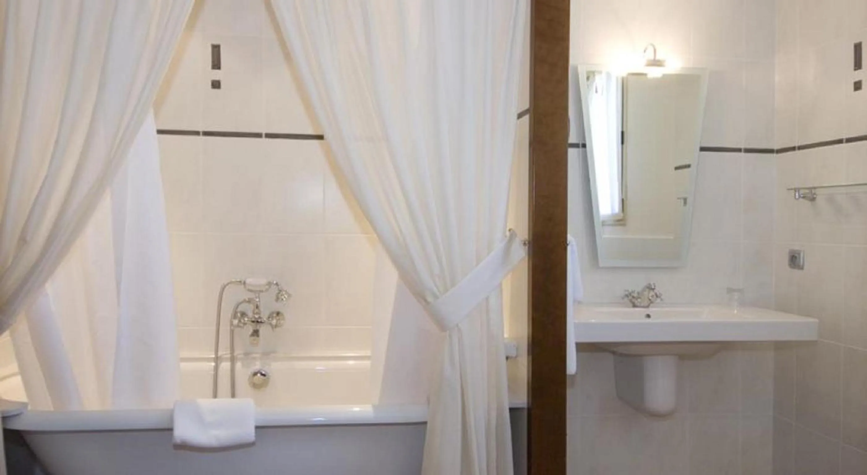Bathroom in Hotel De France