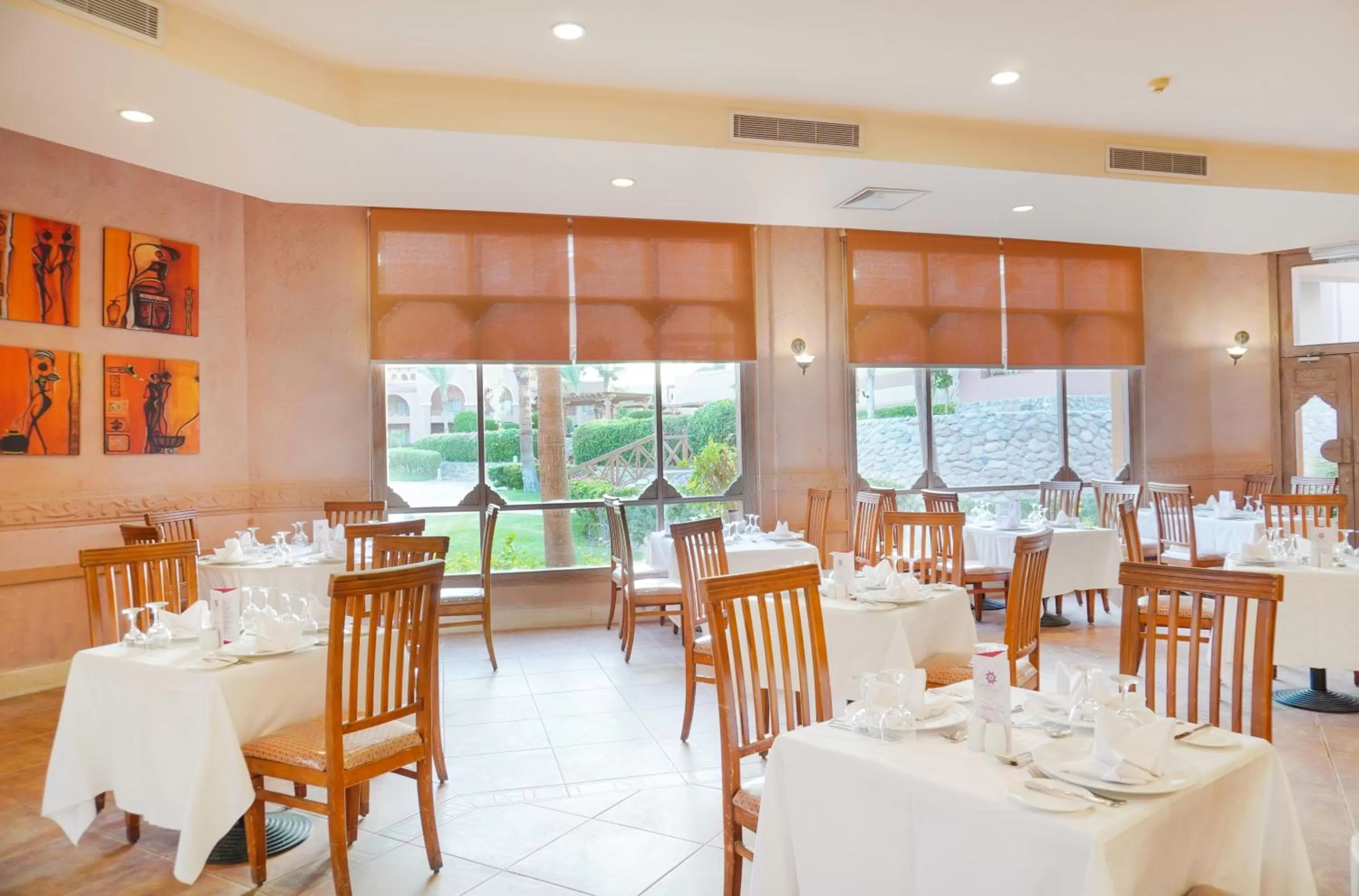 Restaurant/places to eat in Charmillion Gardens Aquapark