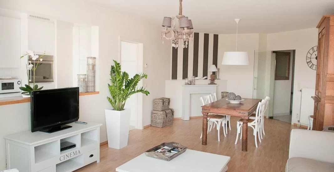 Dining area, TV/Entertainment Center in Hotel du Bassin
