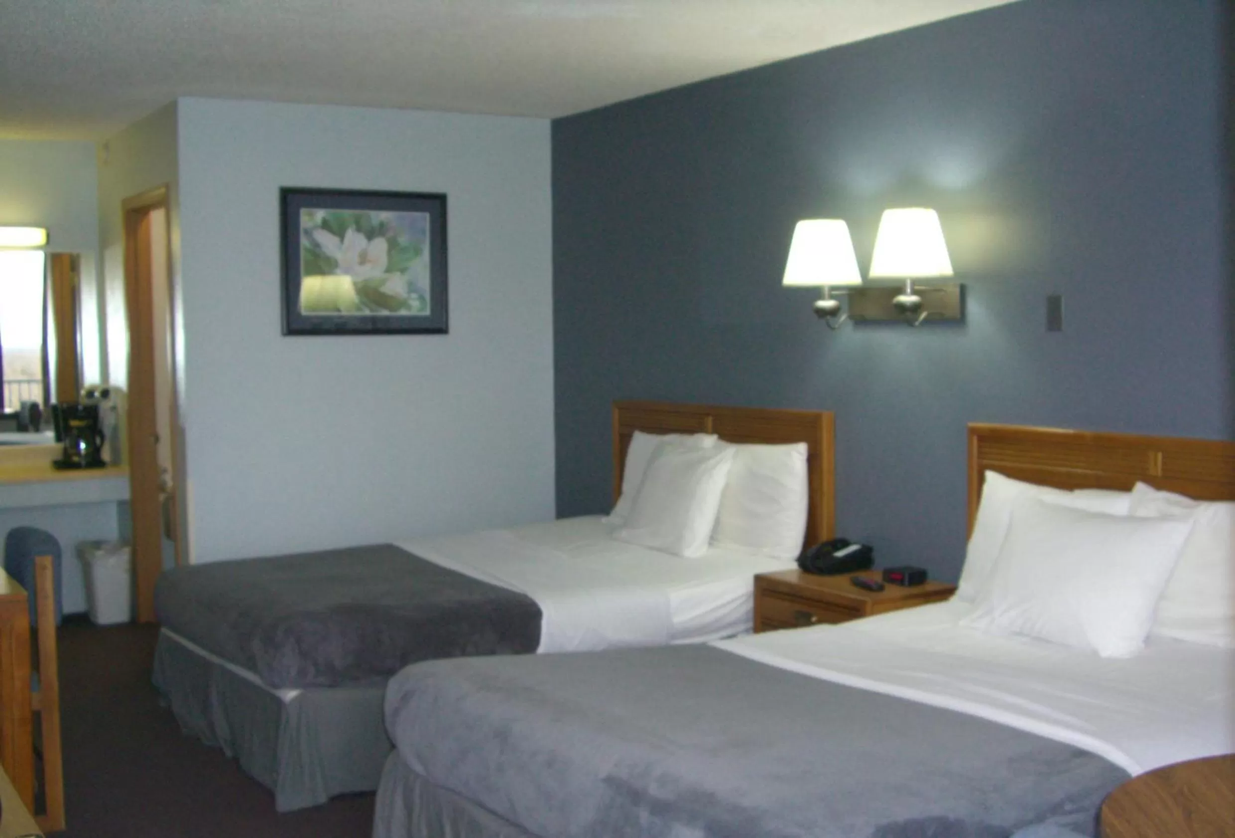 Bed in Quail's Nest Inn & Suites