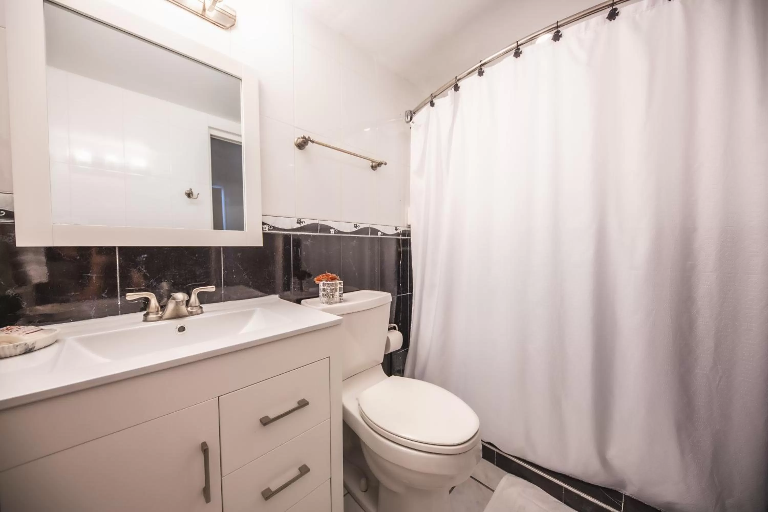 Shower, Bathroom in ESJ Towers by Chana