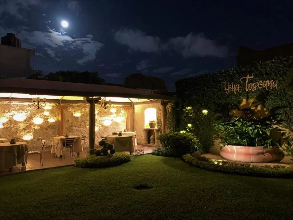 Property Building in Hostal Villa Toscana