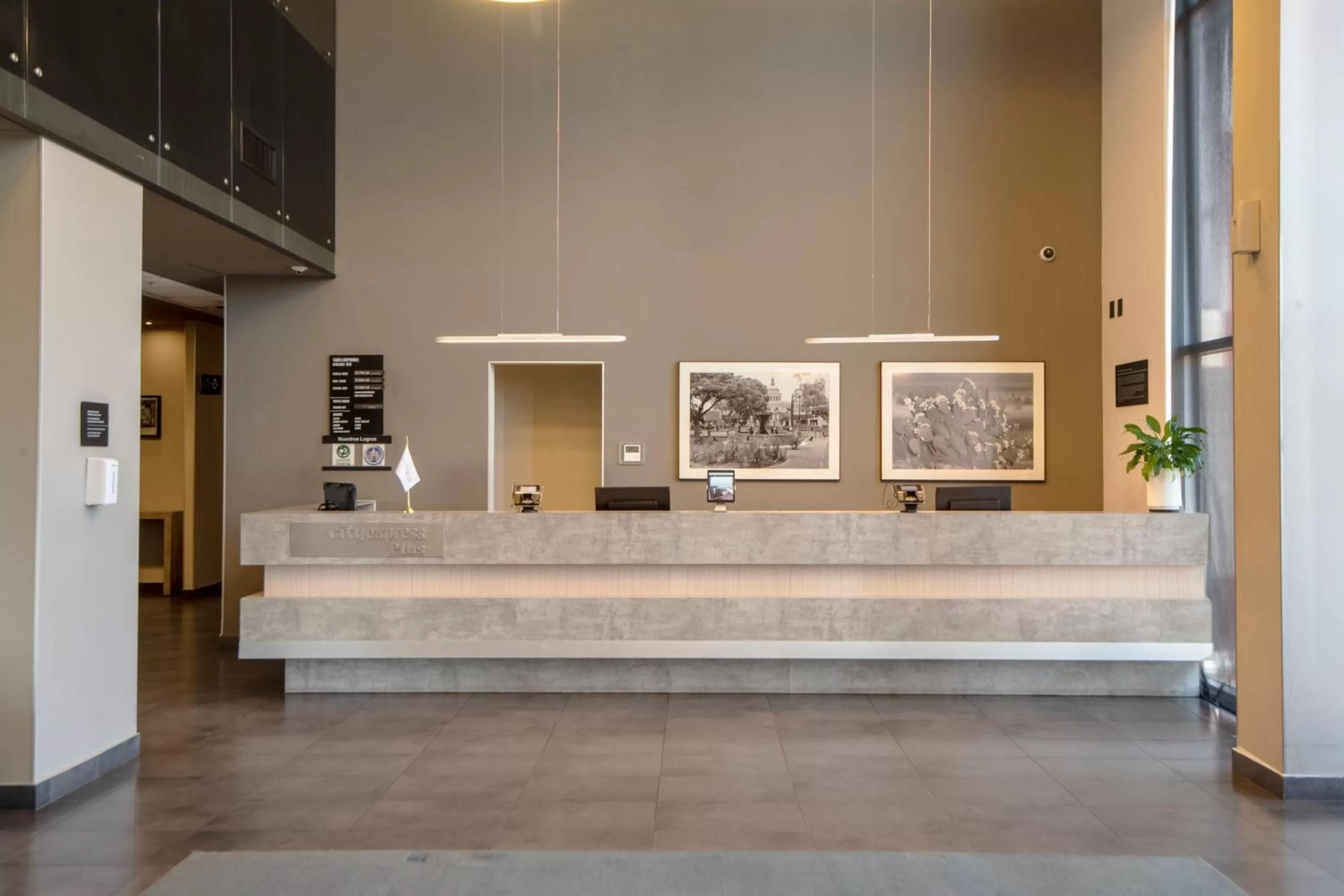 Lobby or reception in City Express Plus by Marriott Guadalajara Palomar