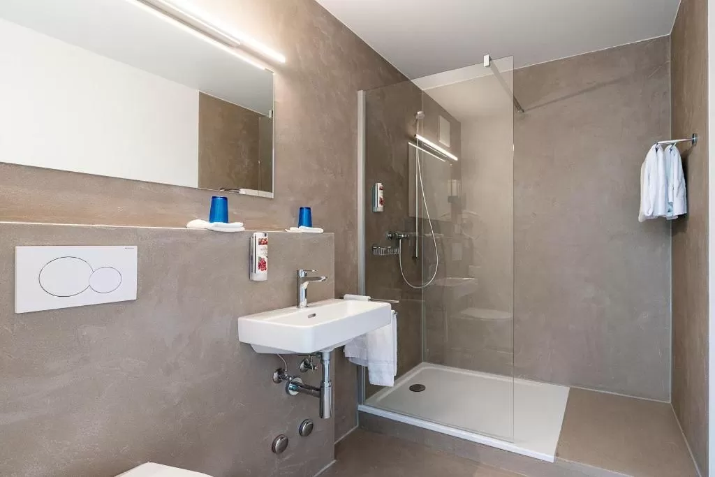 Shower in Hôtel Alpes & Lac