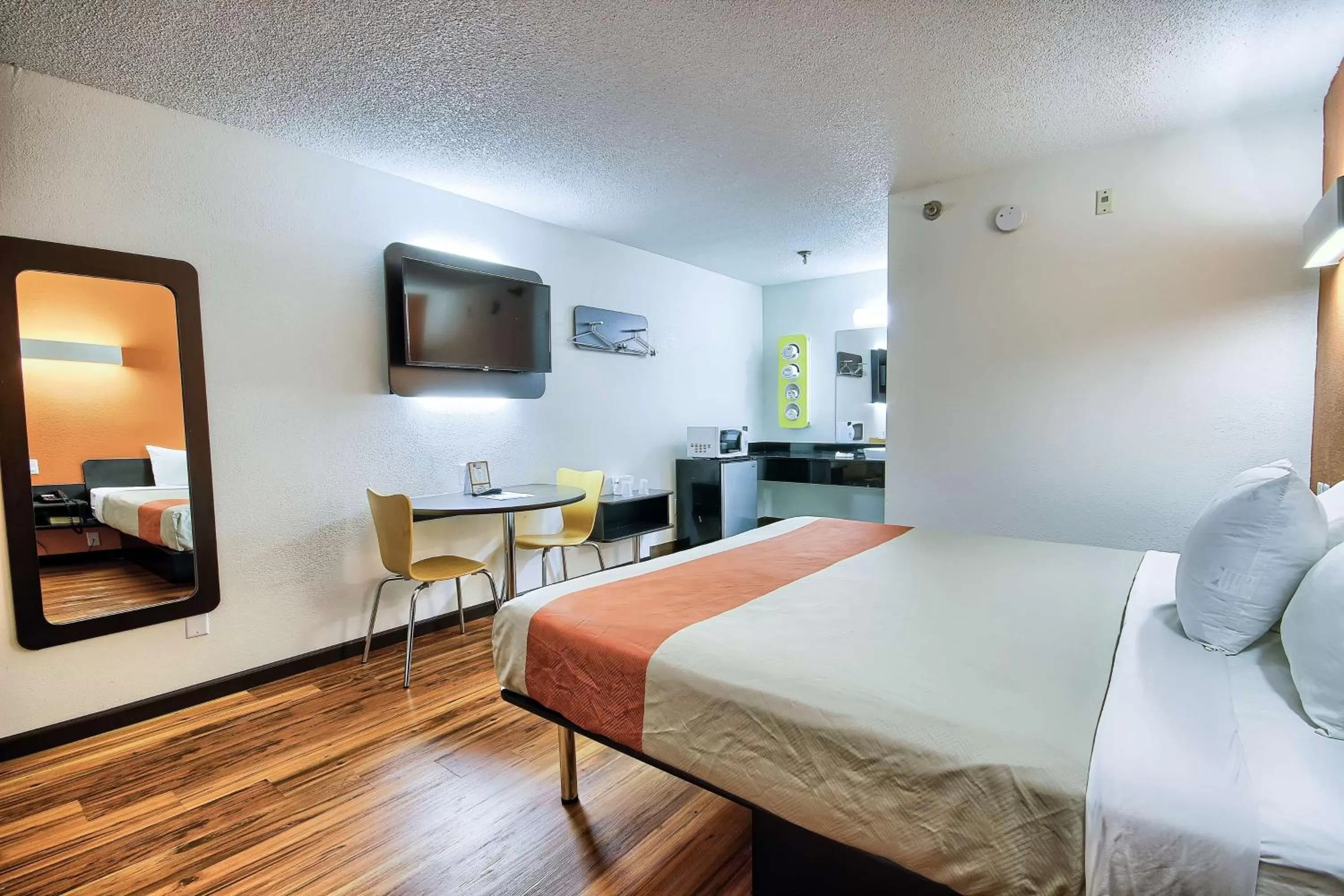 TV and multimedia, Bed in Motel 6-Columbus, OH - West