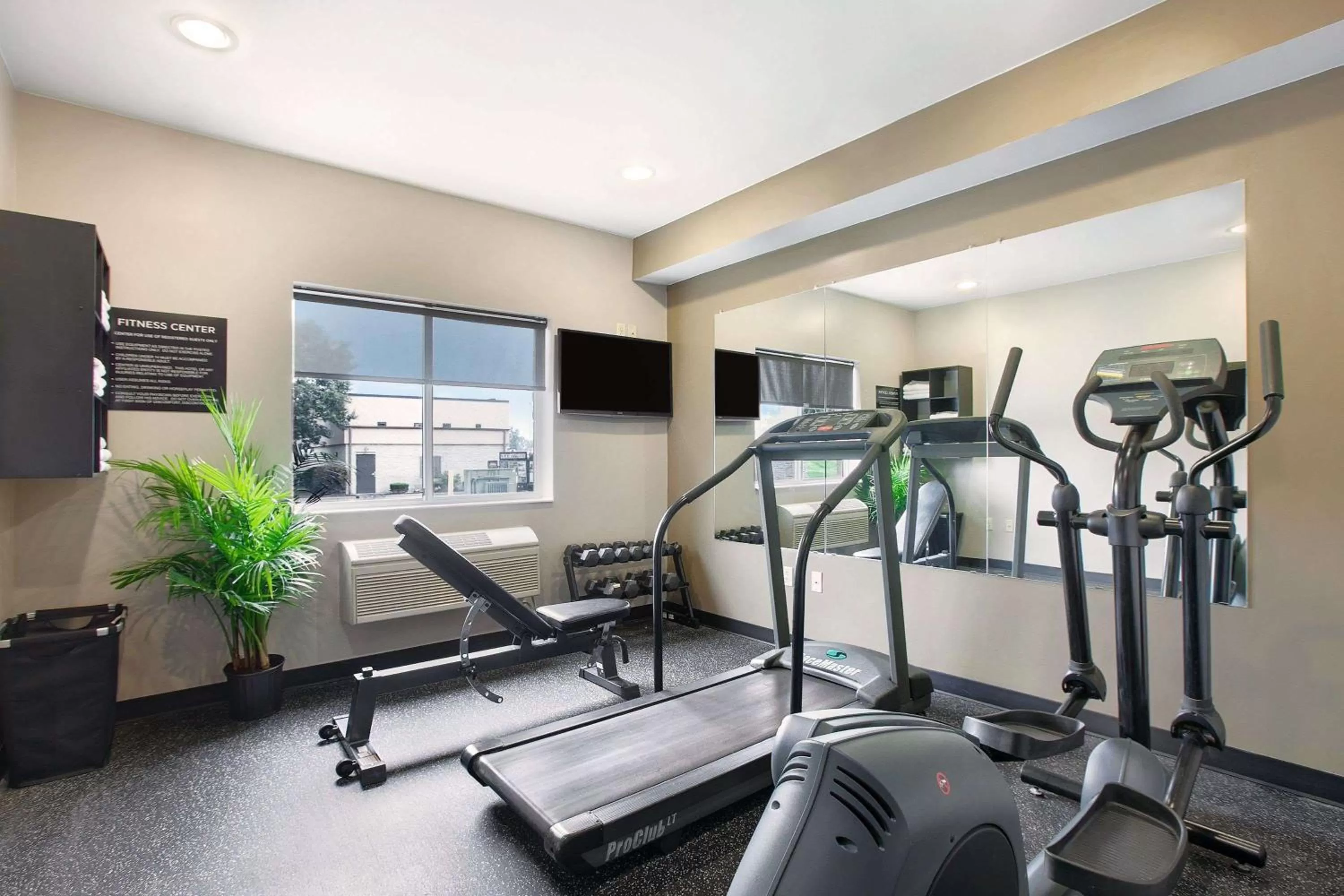 Fitness centre/facilities in Super 8 by Wyndham Akron S/Green/Uniontown OH