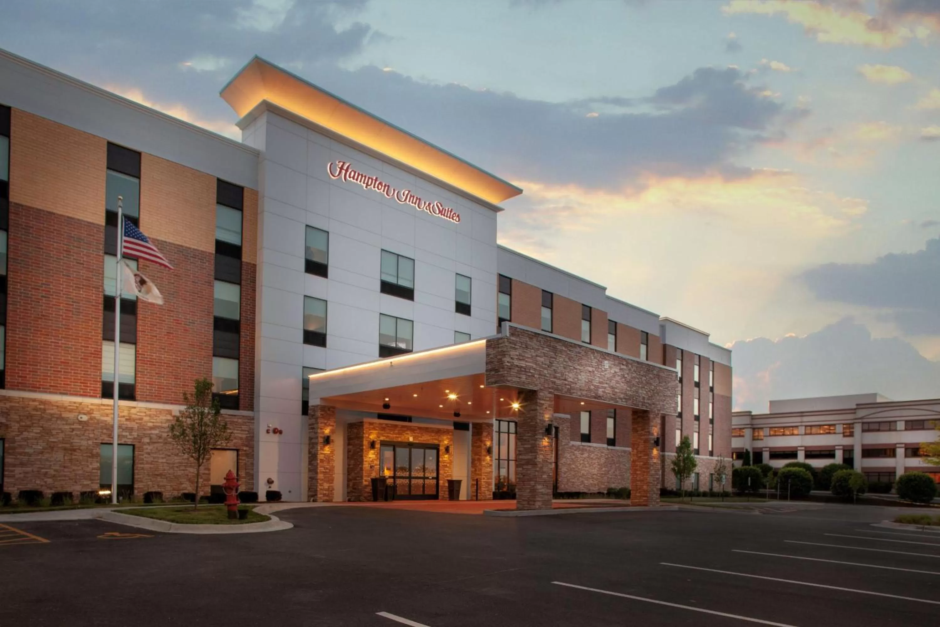 Property building in Hampton Inn & Suites Chicago-Burr Ridge