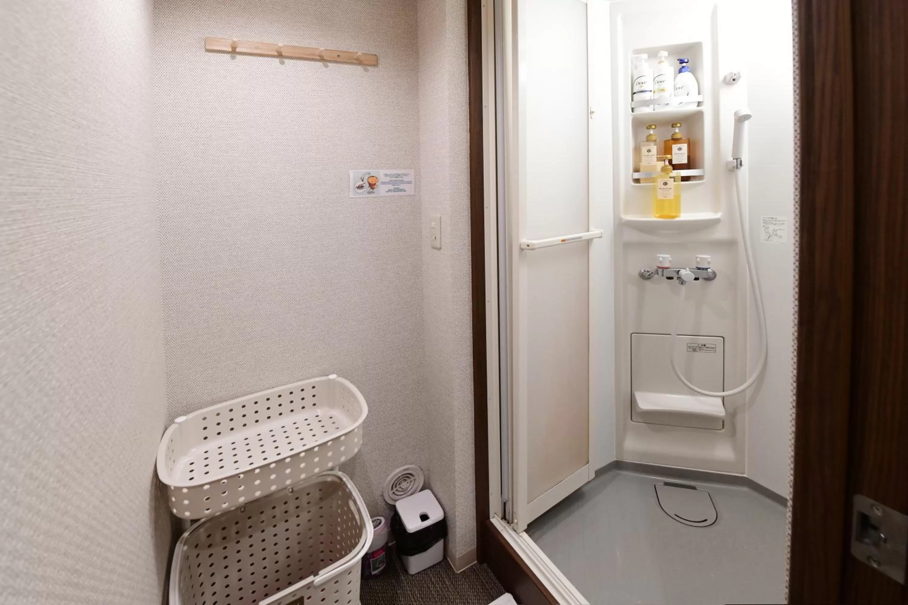 Shower in 無料wi-fi JING HOUSE 秋葉原 電動自転車レンタル