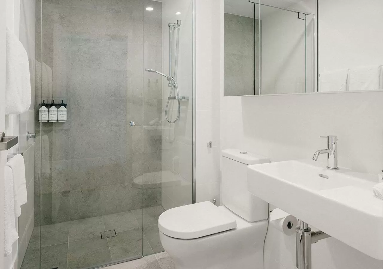 Shower in Rambla at Perry House