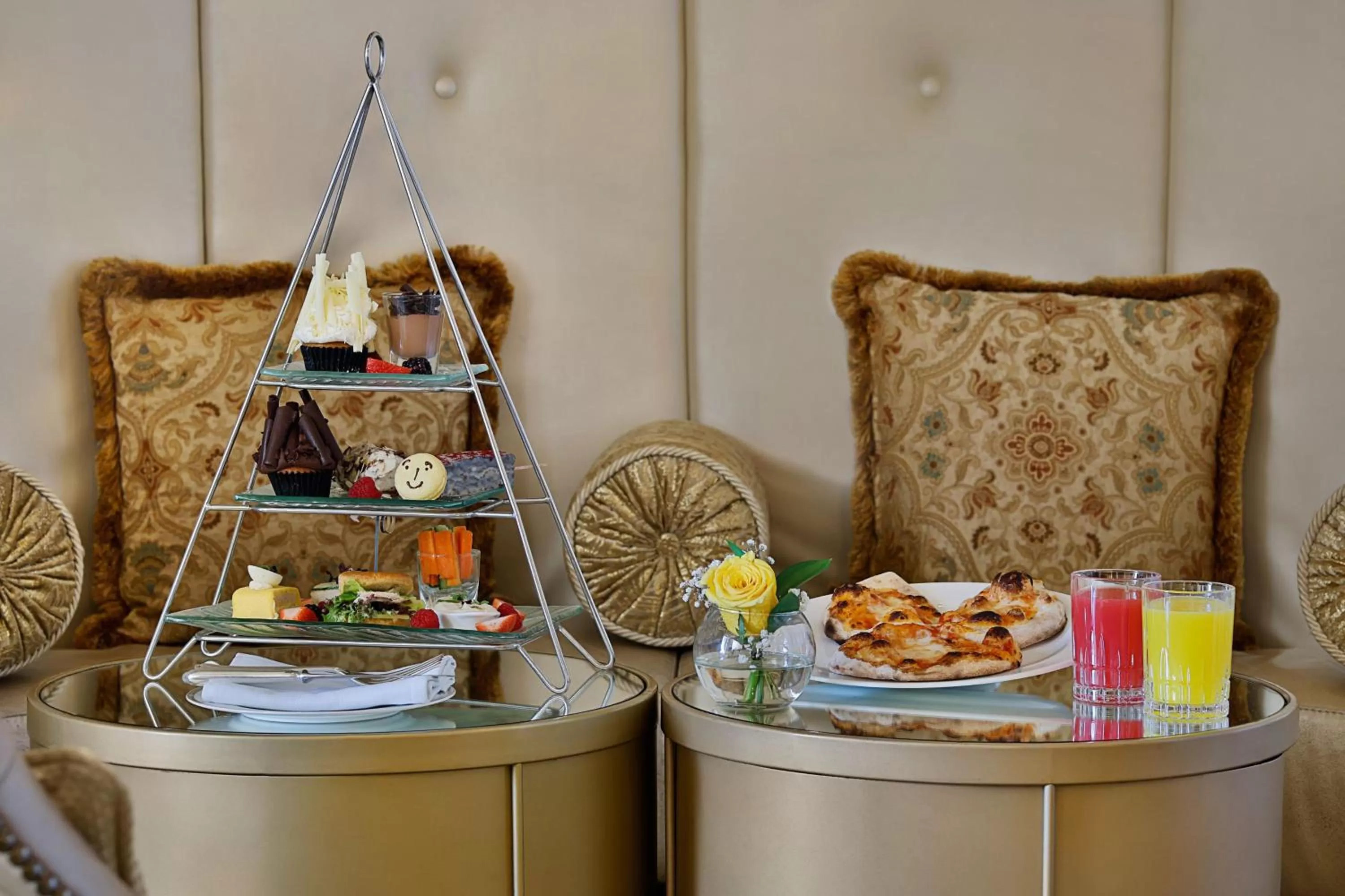 Lounge or bar in The St. Regis Abu Dhabi