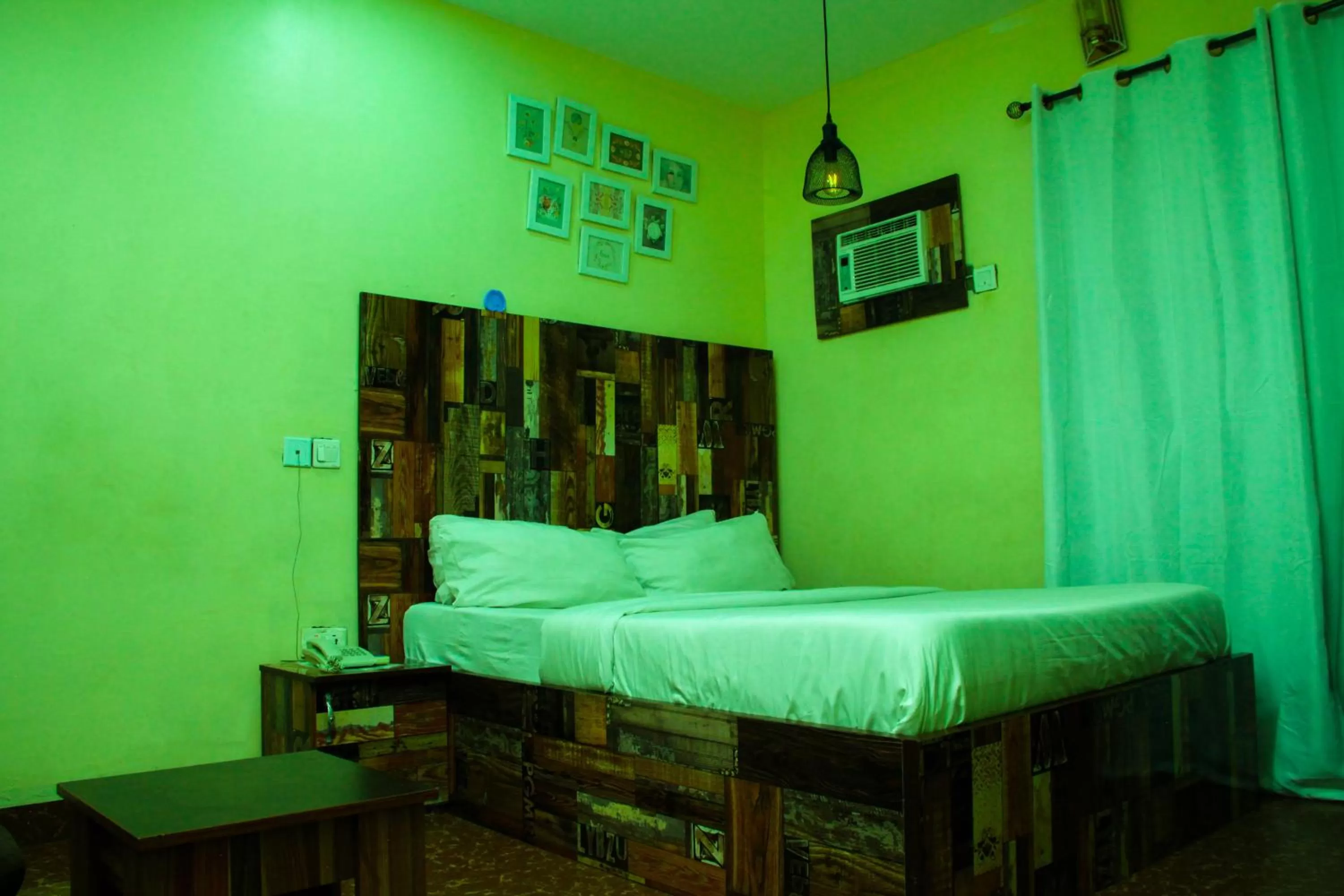 Bedroom, Bed in ONTARIO SUITES