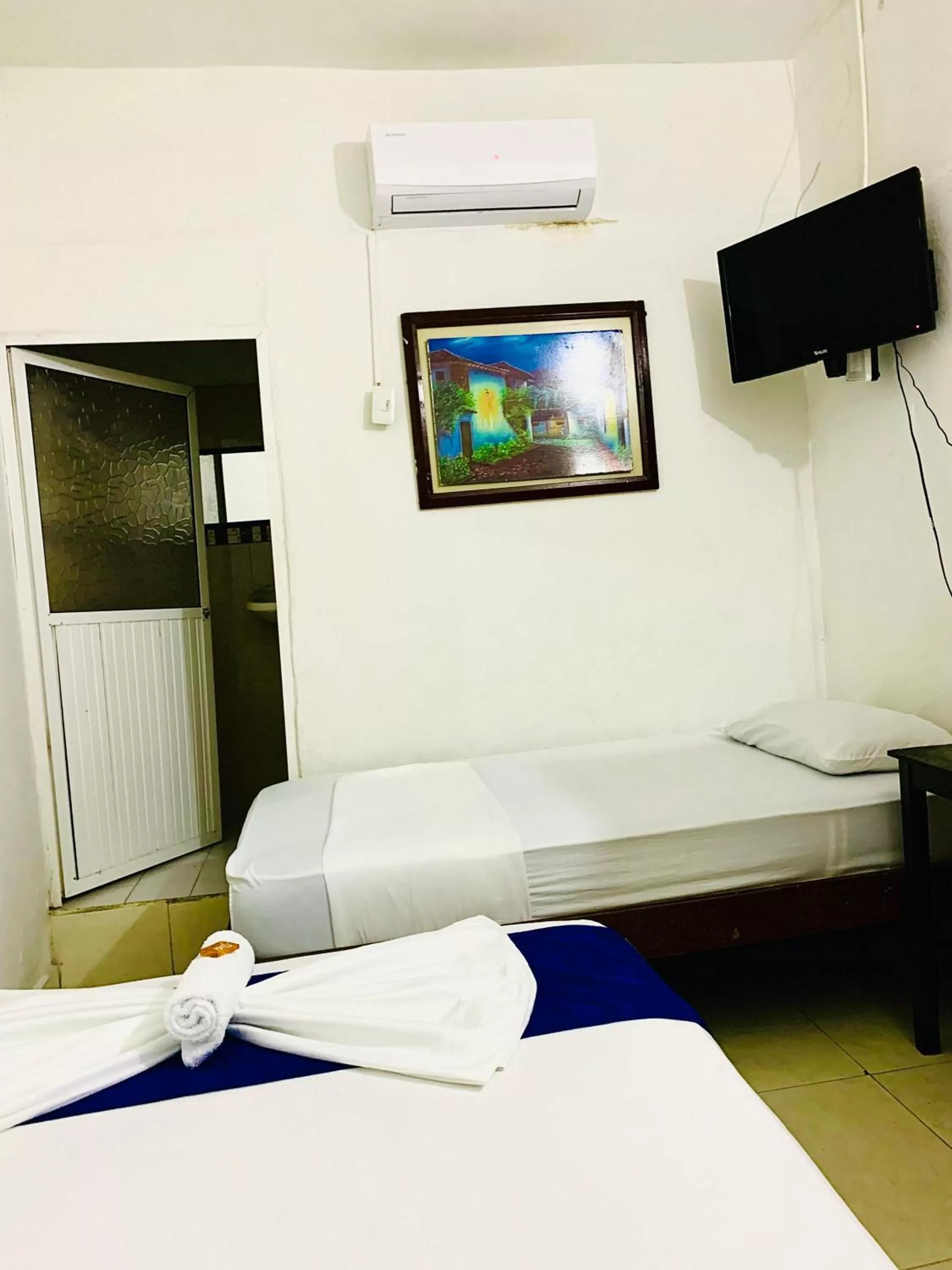 Photo of the whole room, TV/Entertainment Center in Hotel La Española