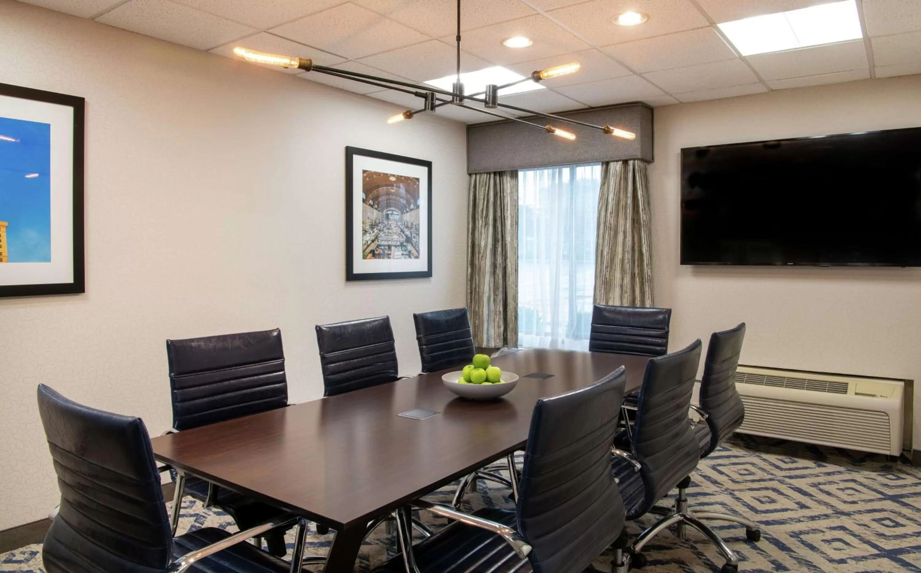 Meeting/conference room in Hampton Inn Cleveland-Solon