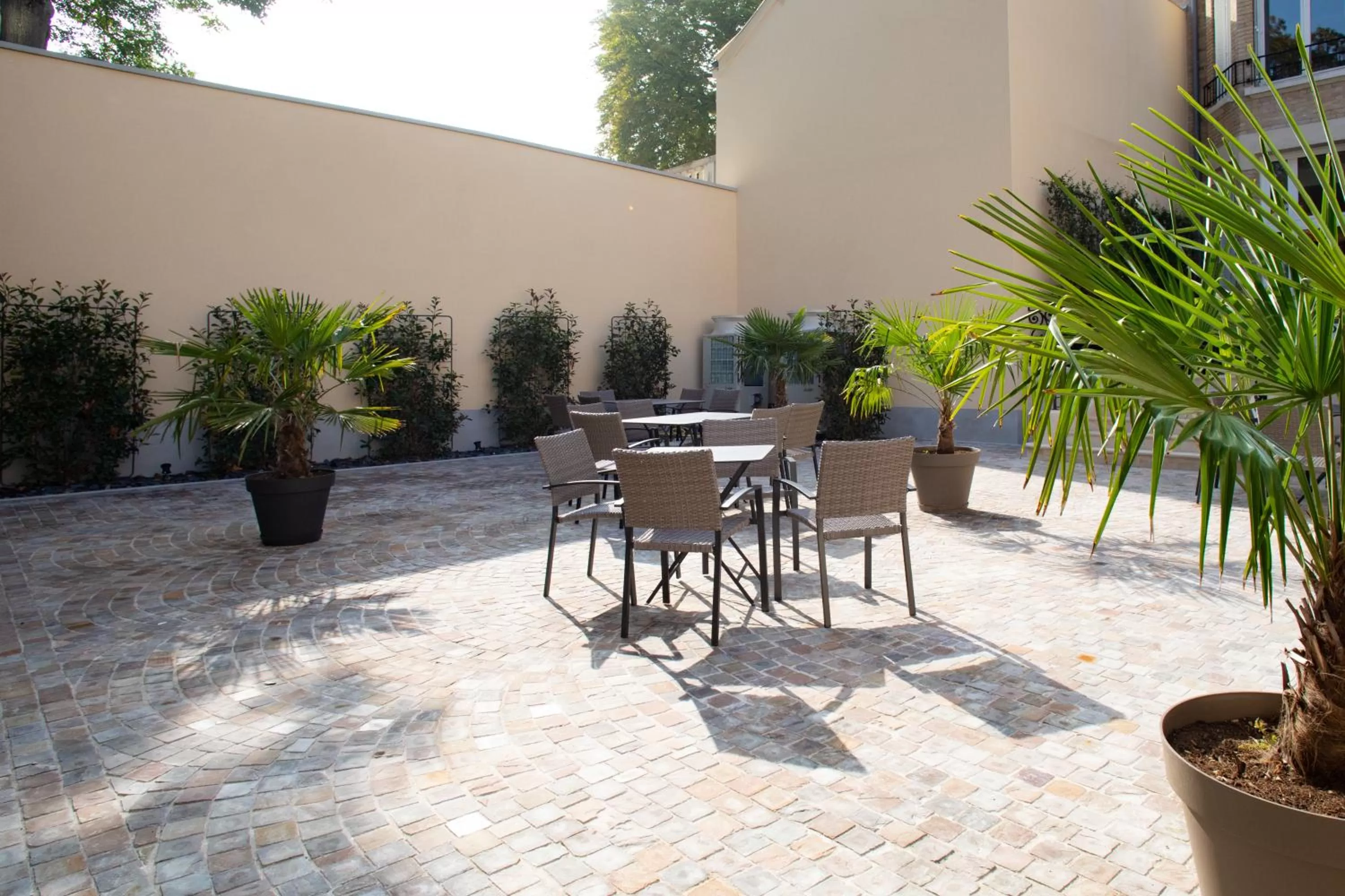 Internal: Not applicable to any particular room in La Cave de l'Avenue de Champagne