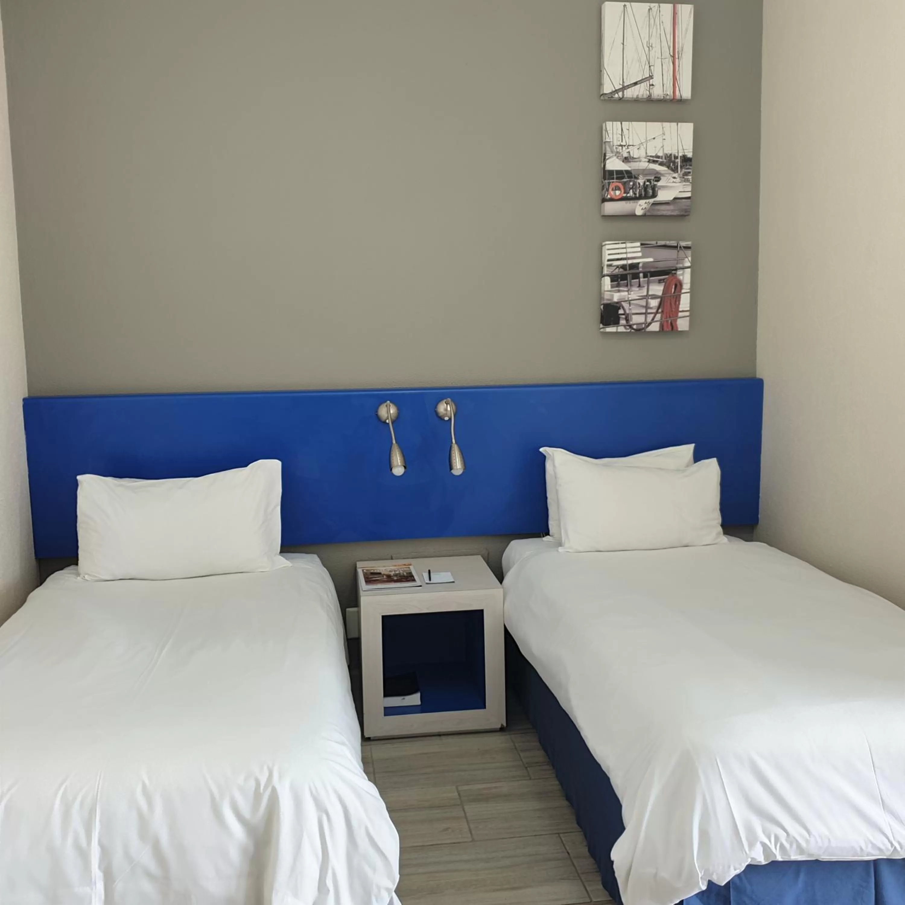 Bed in Premier Splendid Inn Bayshore