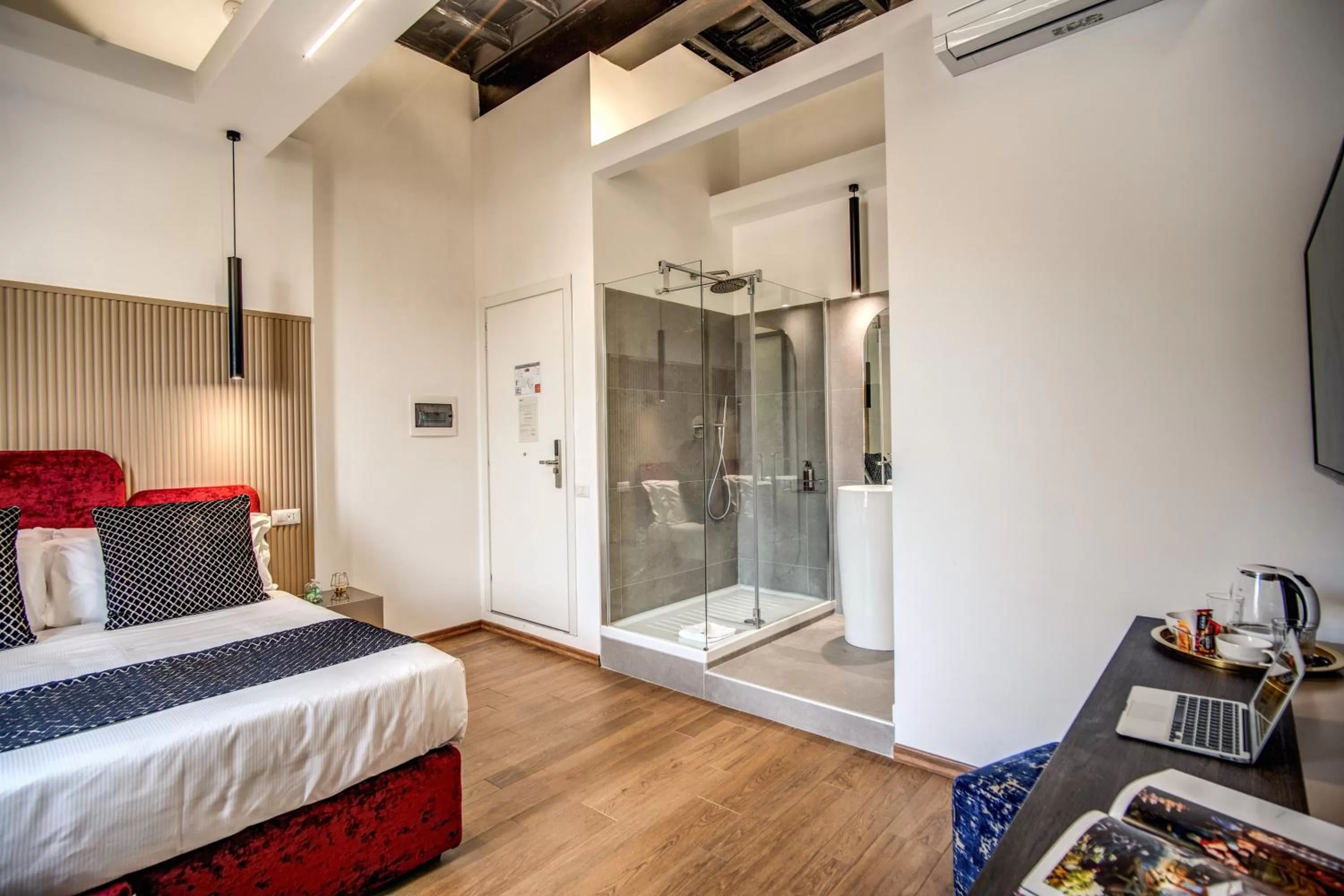 Photo of the whole room, Bed in Little Queen Suite