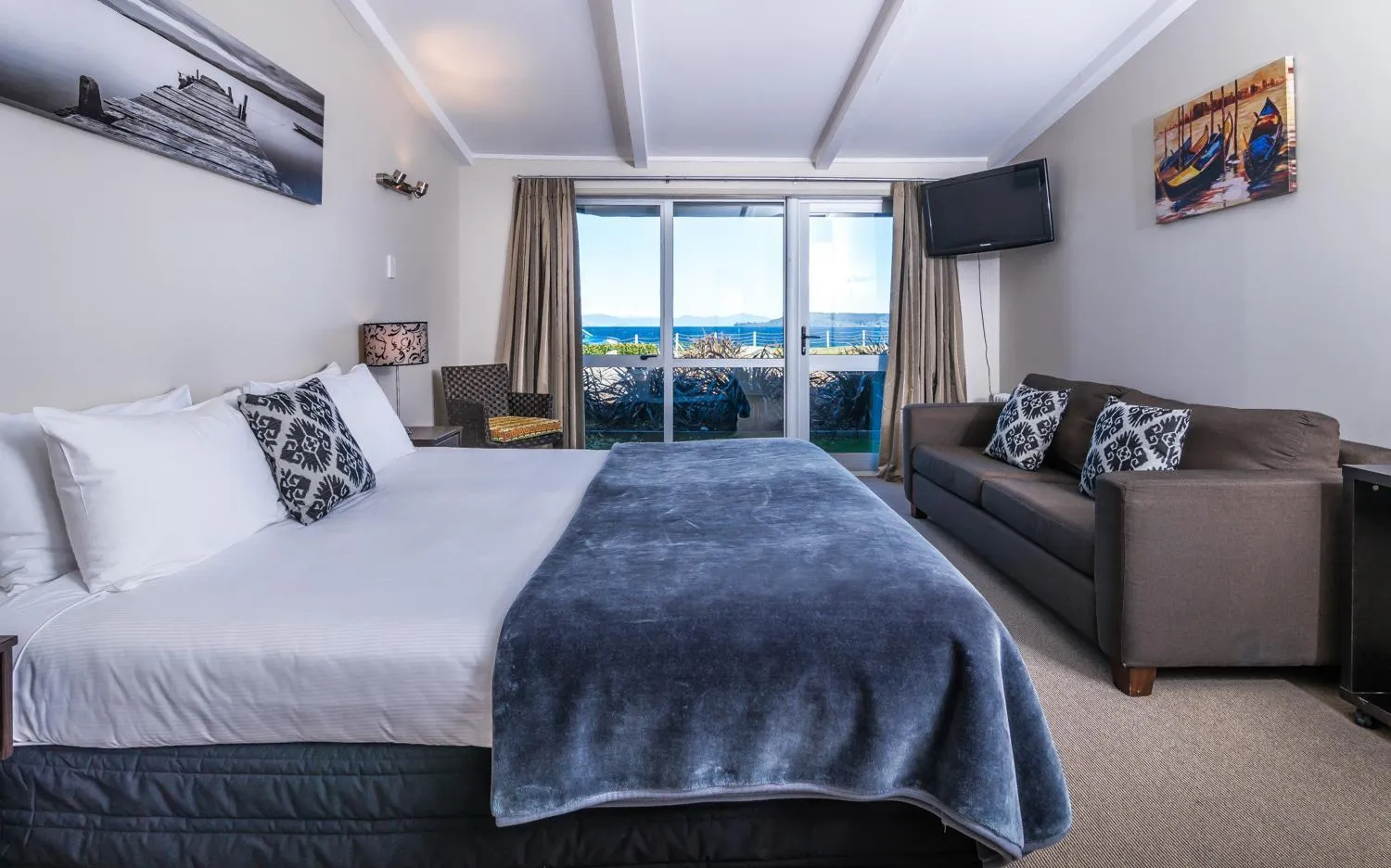 Photo of the whole room, Bed in Twin Peaks Lakeside Inn