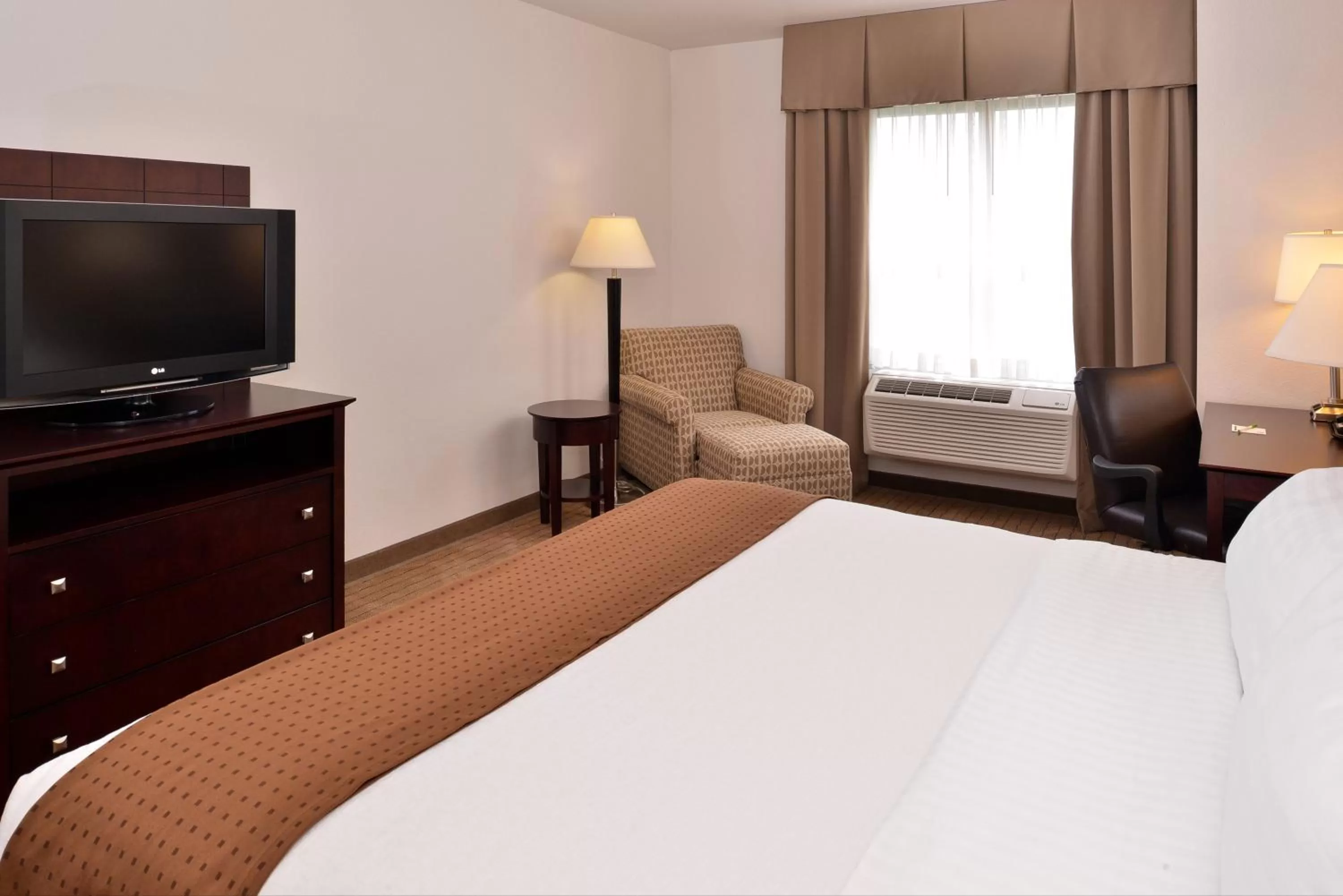 Photo of the whole room, Bed in Holiday Inn Madison at The American Center by IHG