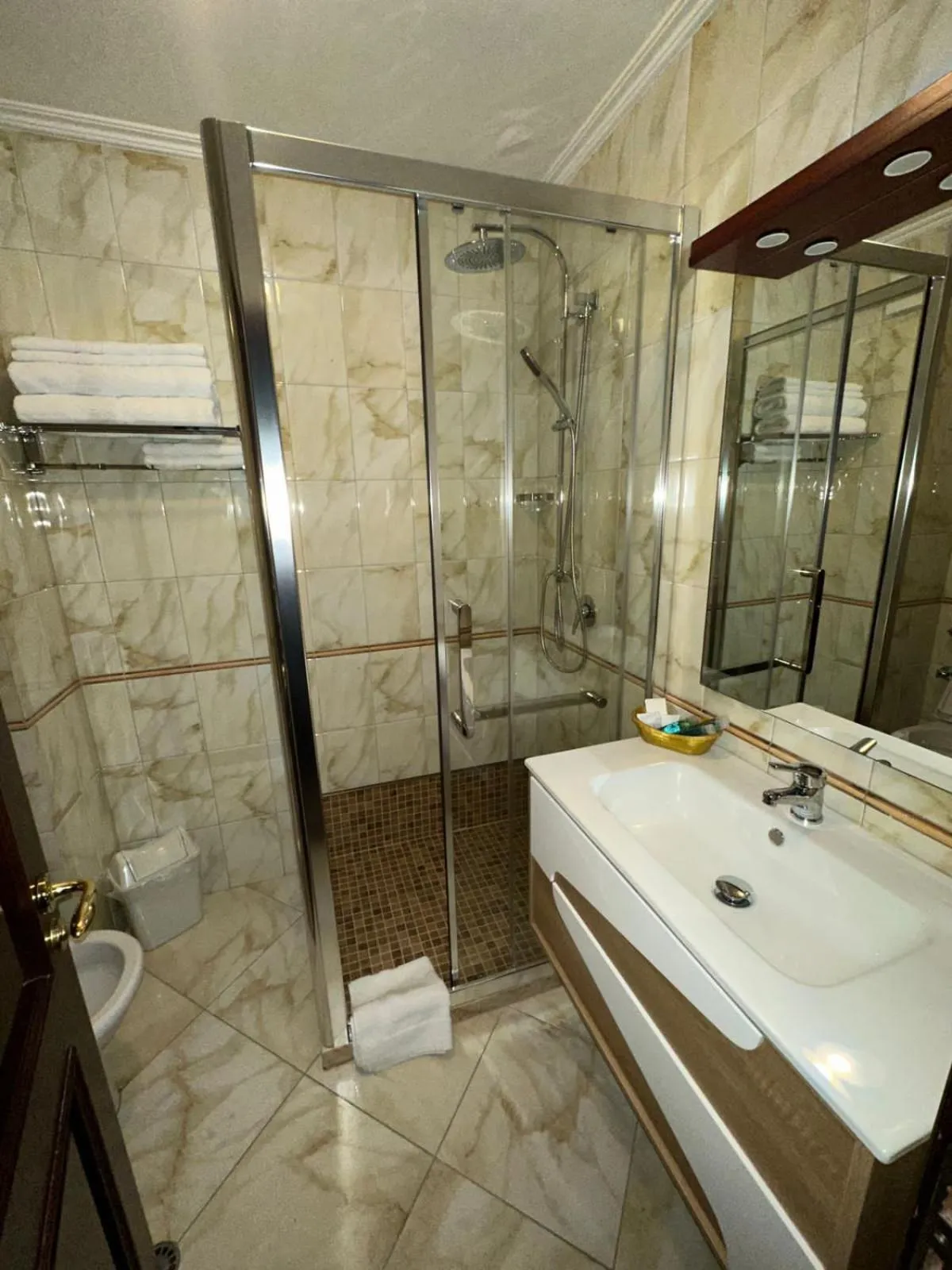 Toilet in Dinasty Hotel