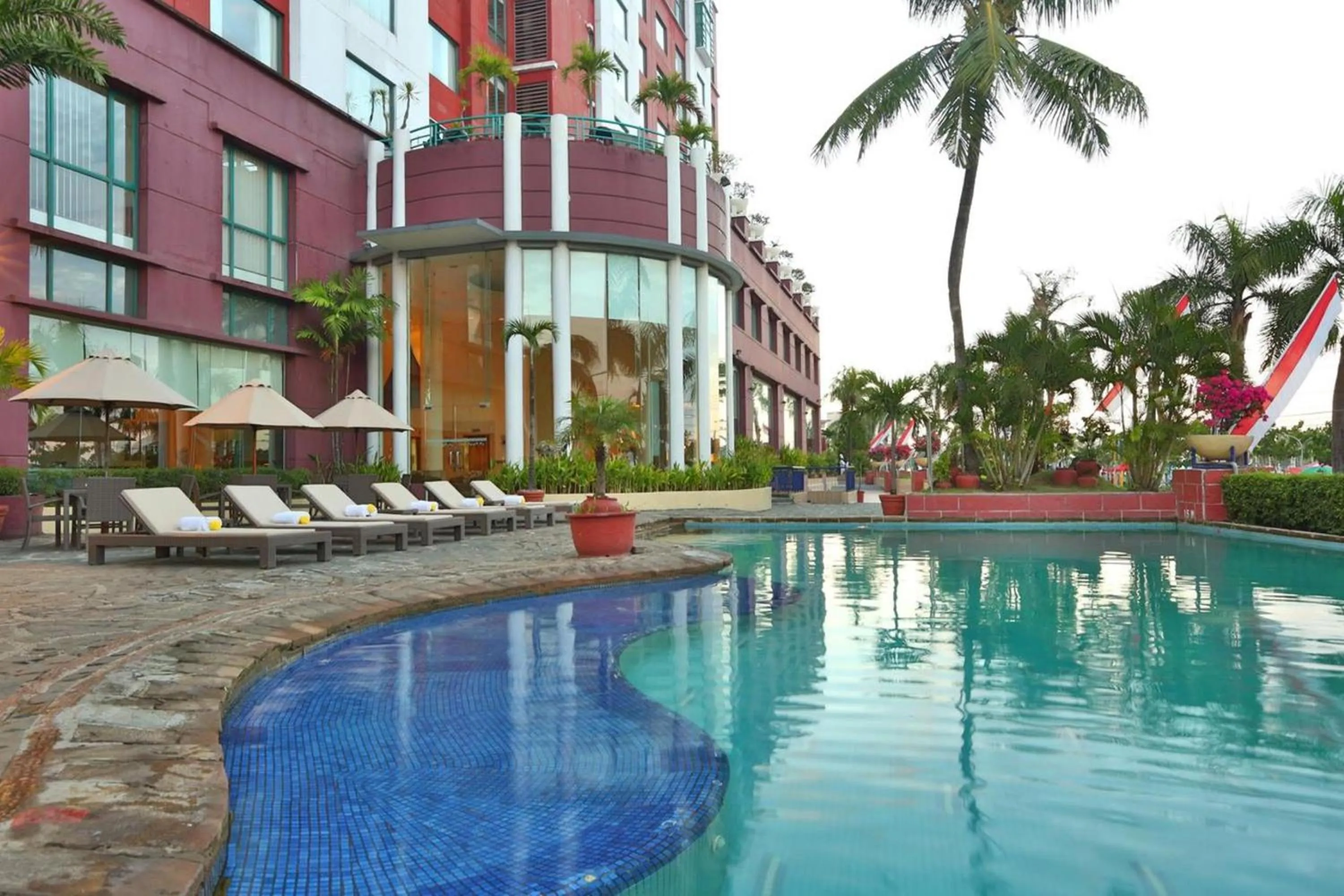 Swimming pool in Aryaduta Makassar