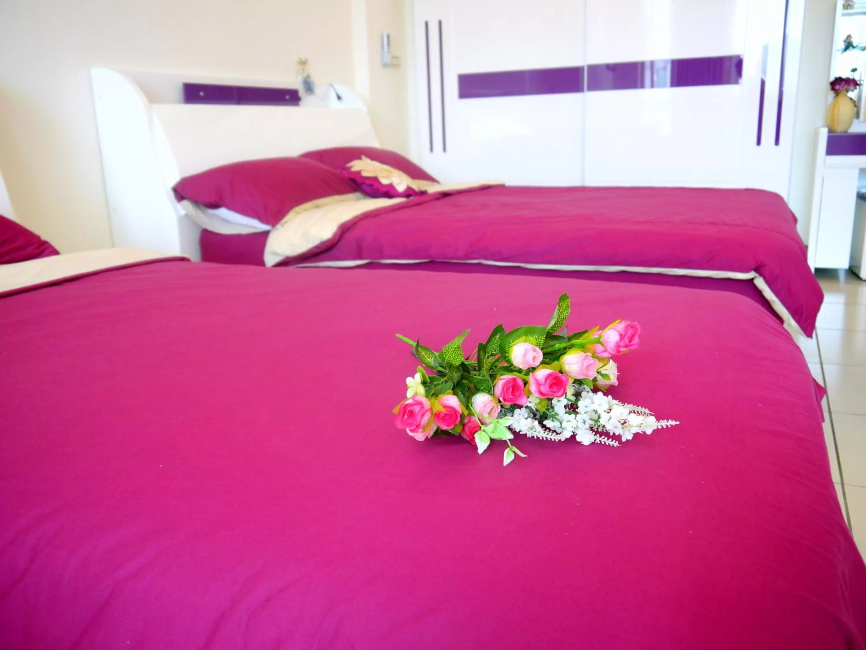 Photo of the whole room, Bed in Alien B&B