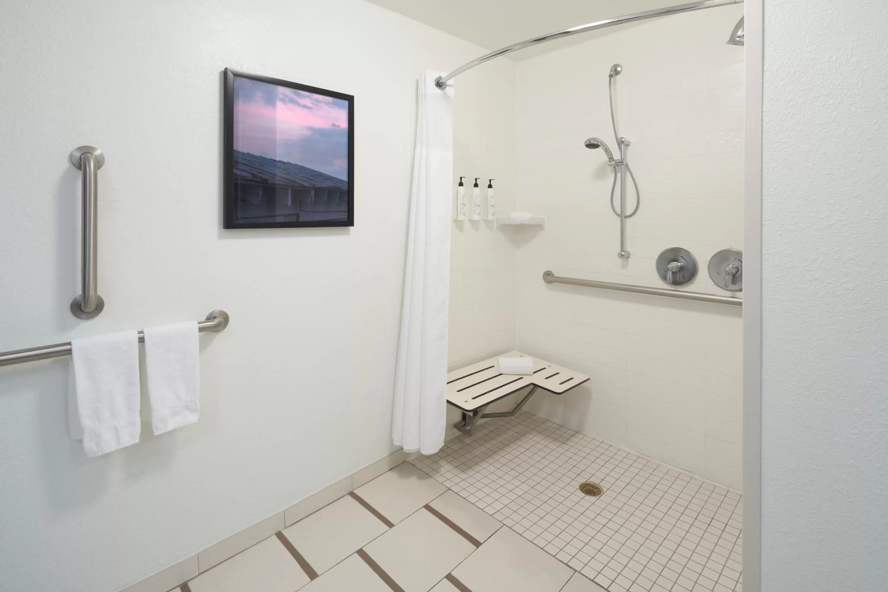 Shower in Fairfield Inn & Suites by Marriott Orlando International Drive/Convention Center