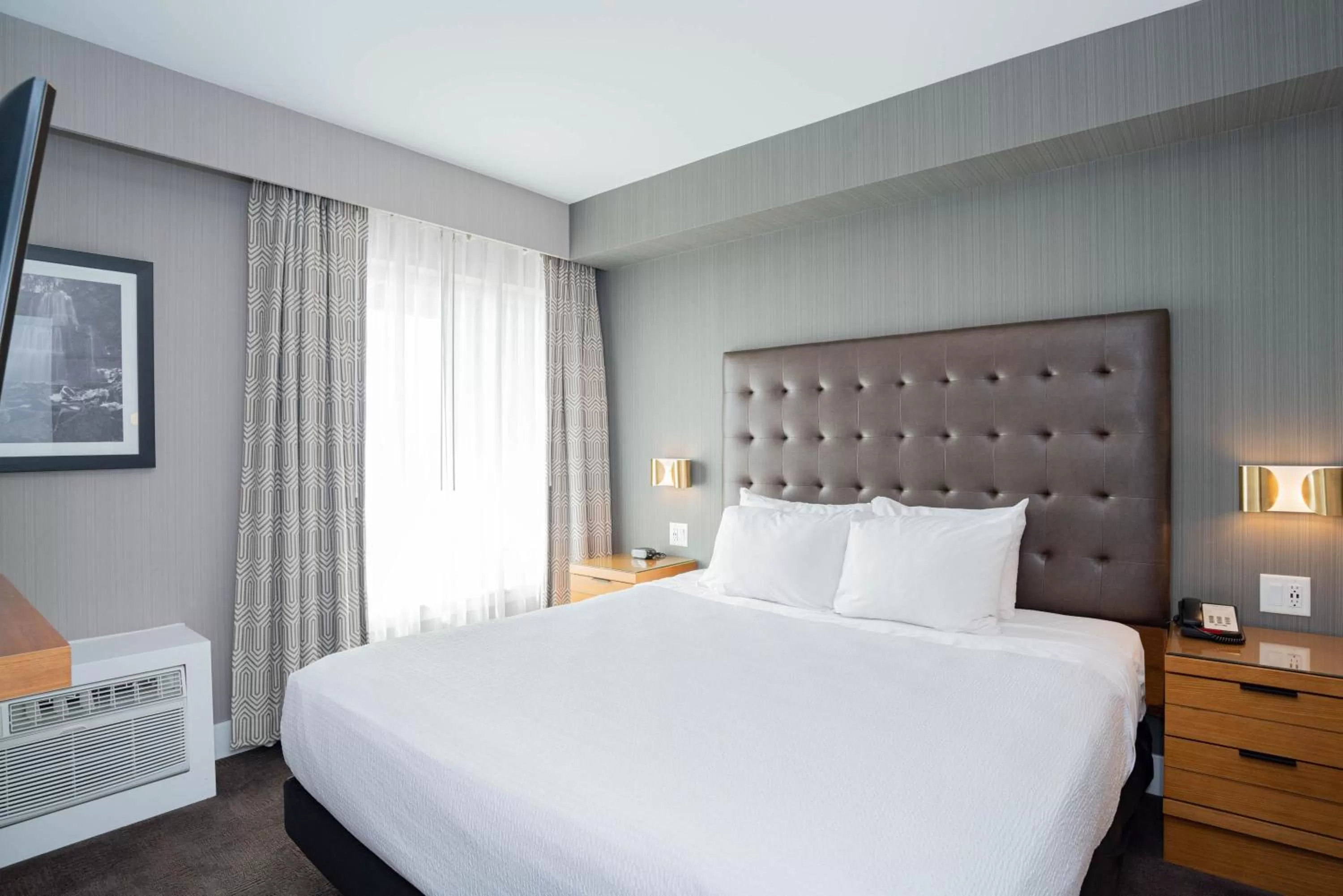 Photo of the whole room, Bed in Sandman Hotel Hamilton